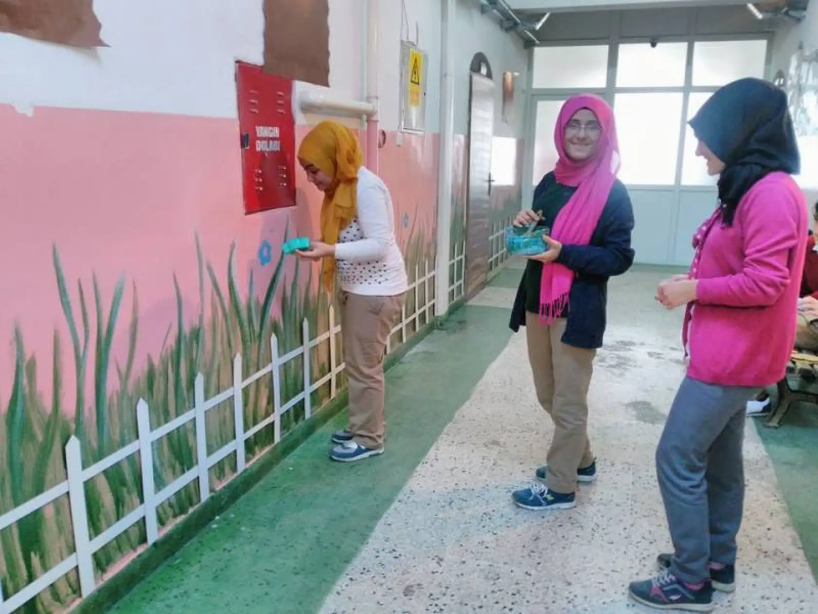 Okul koridorunu boyadılar