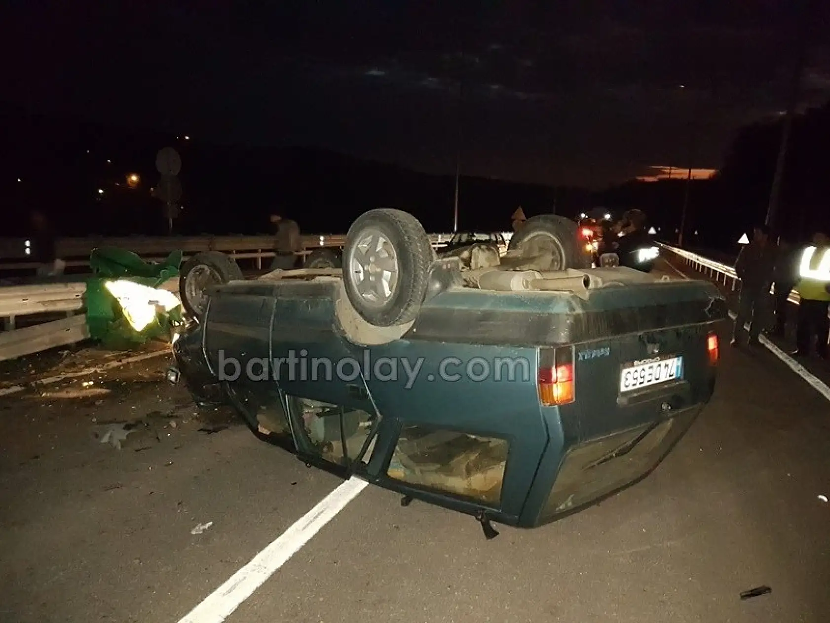 Orta refüje çarpıp takla attı