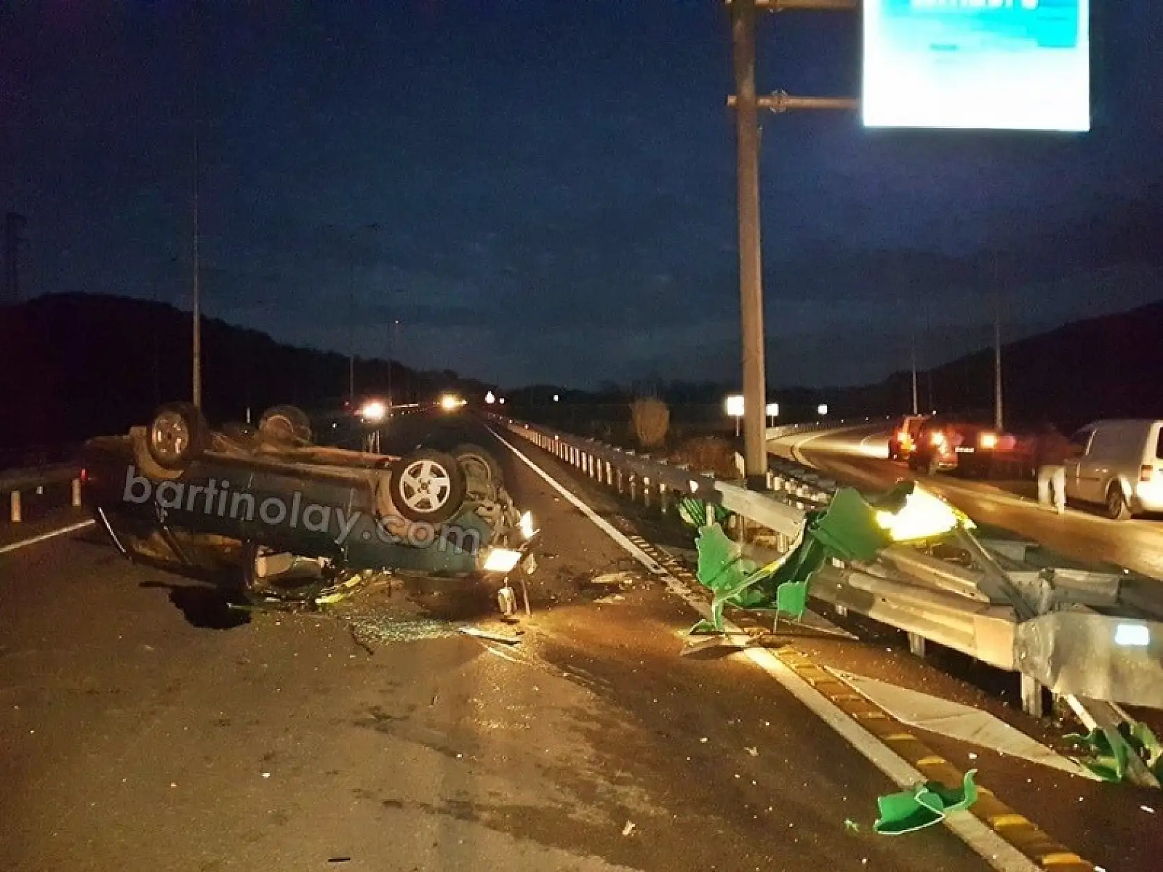 Orta refüje çarpıp takla attı