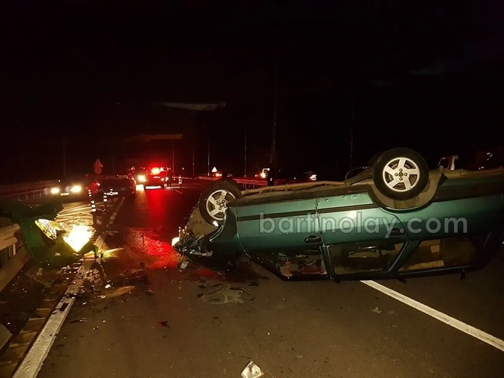 Orta refüje çarpıp takla attı