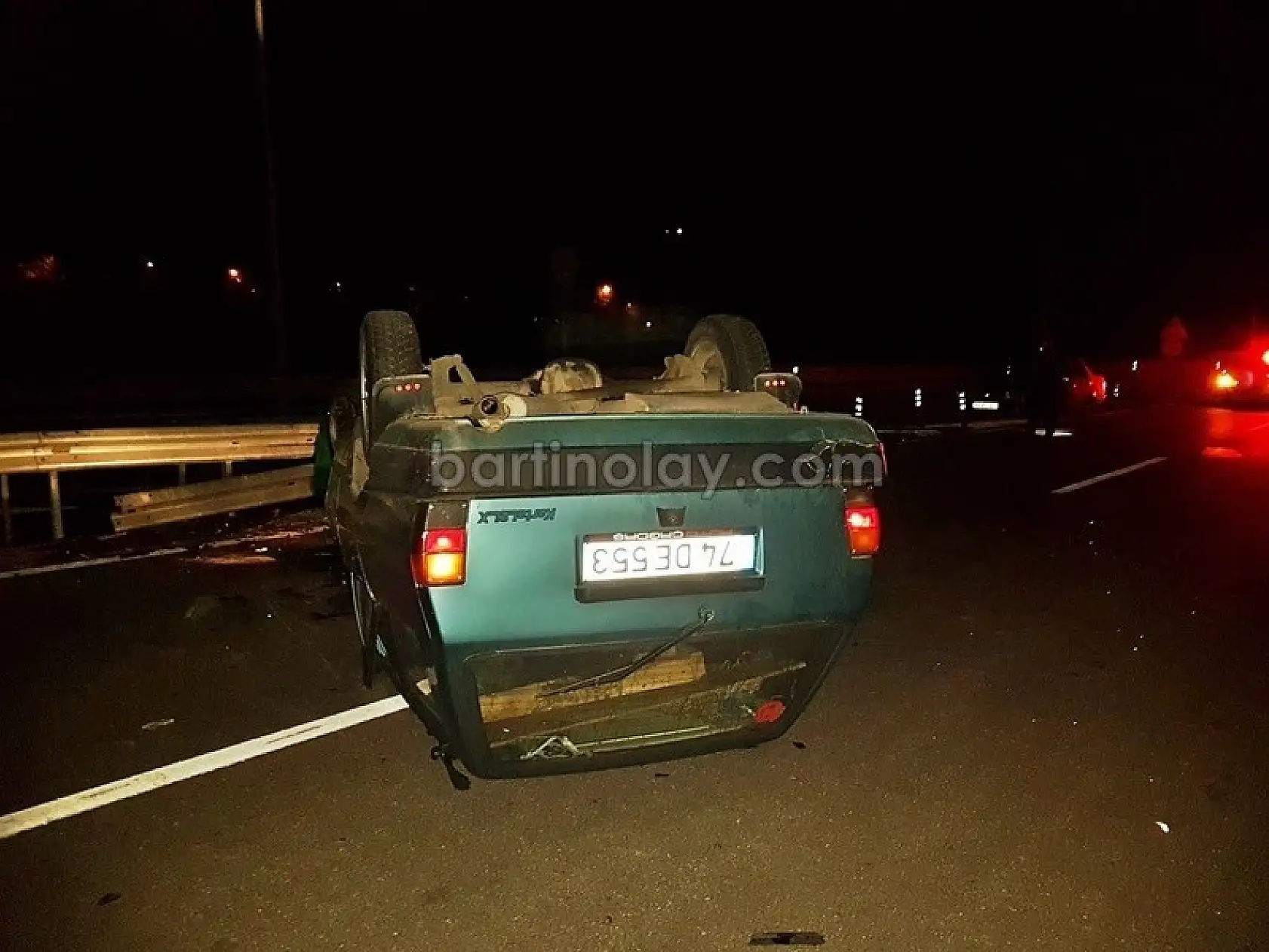 Orta refüje çarpıp takla attı