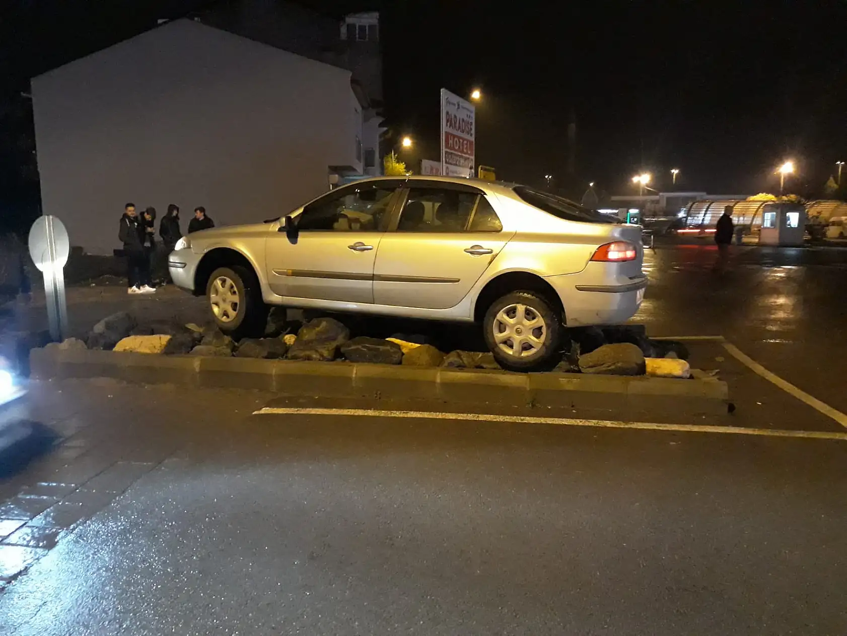 Orta refüje çıktı, taşların üzerinde kaldı