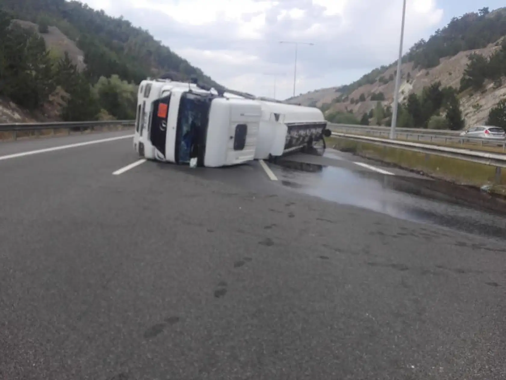 Otobanda tanker devrildi