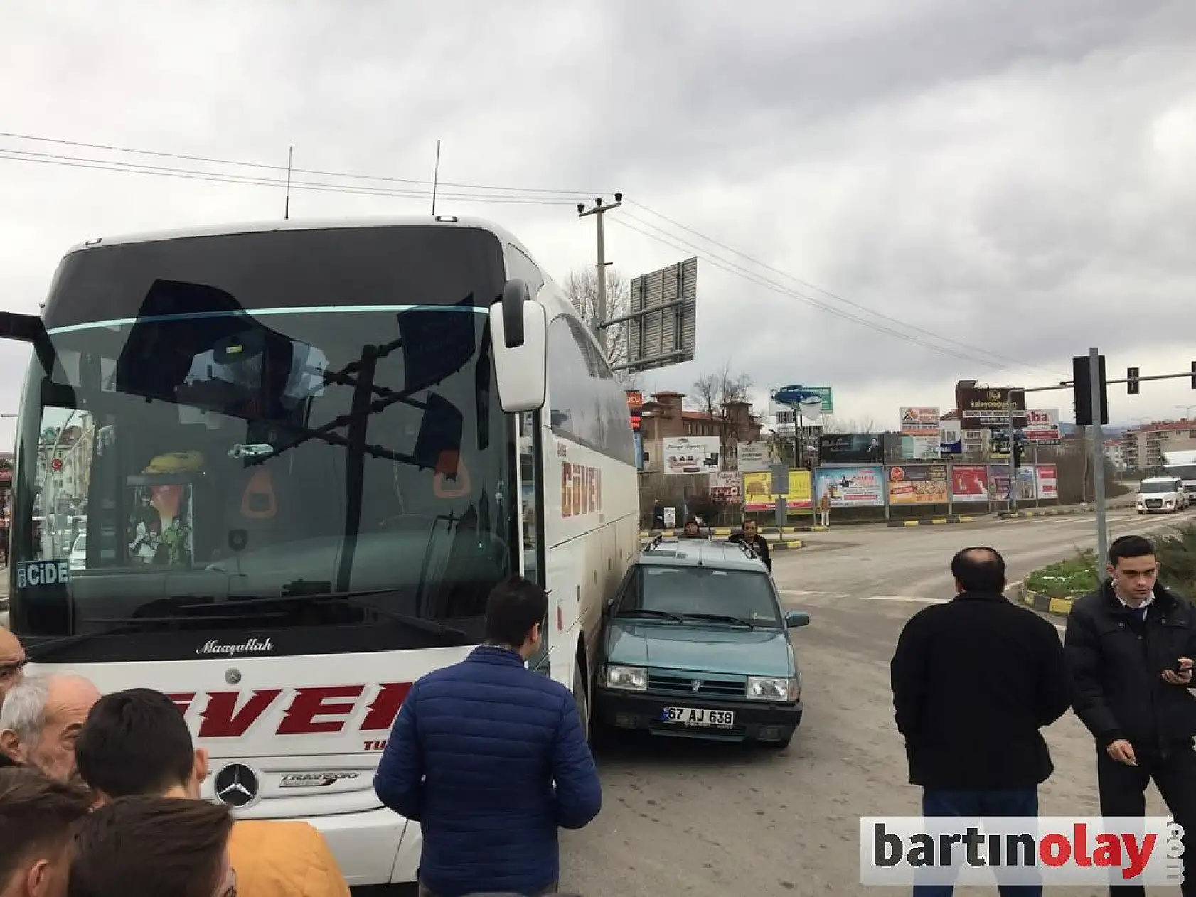 Otobüs ile otomobil sürtüştü