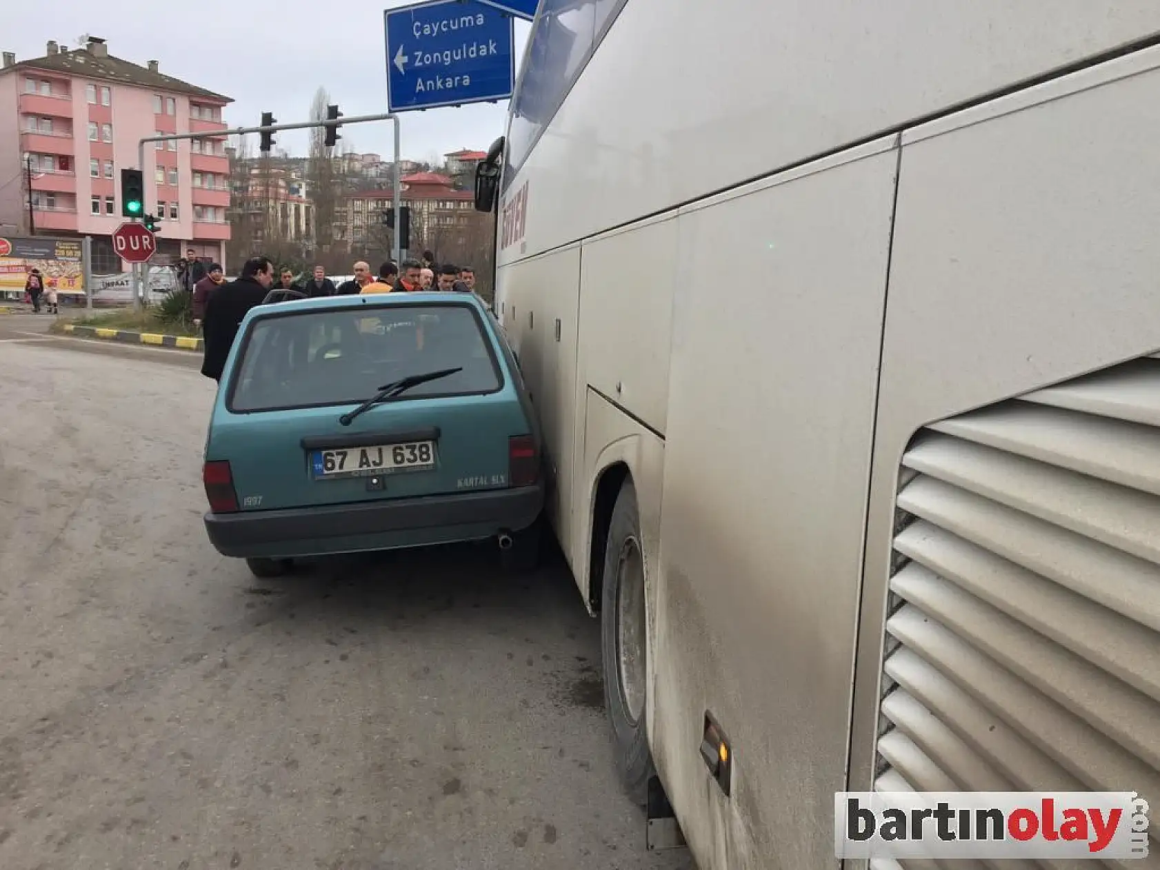 Otobüs ile otomobil sürtüştü