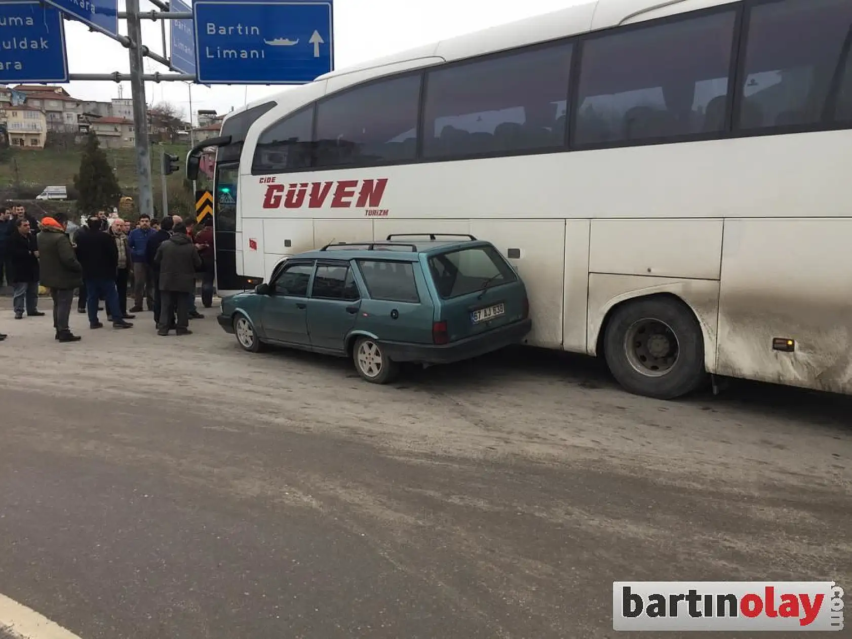 Otobüs ile otomobil sürtüştü