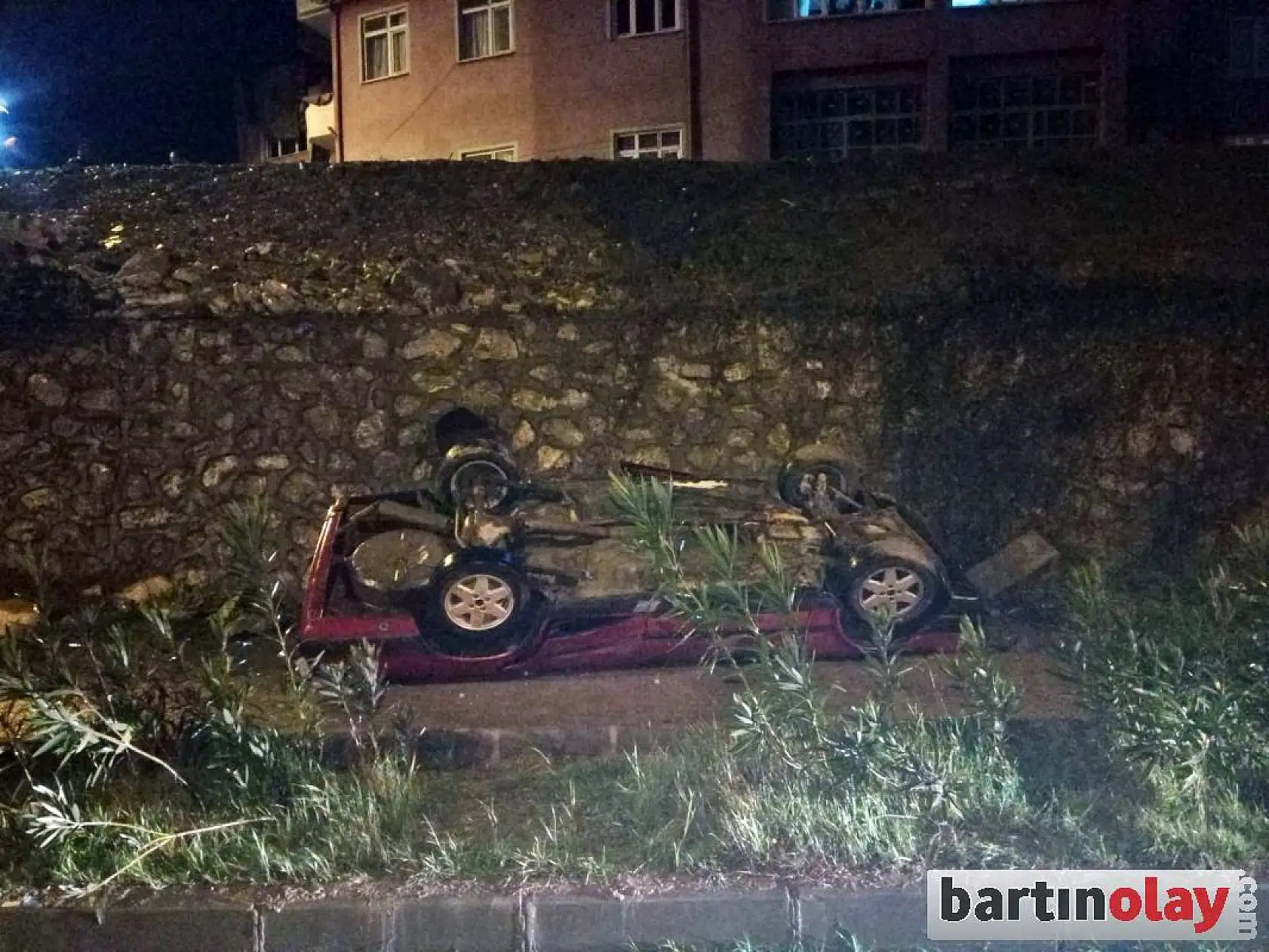 Otomobil alt yola devrildi, 1 ölü