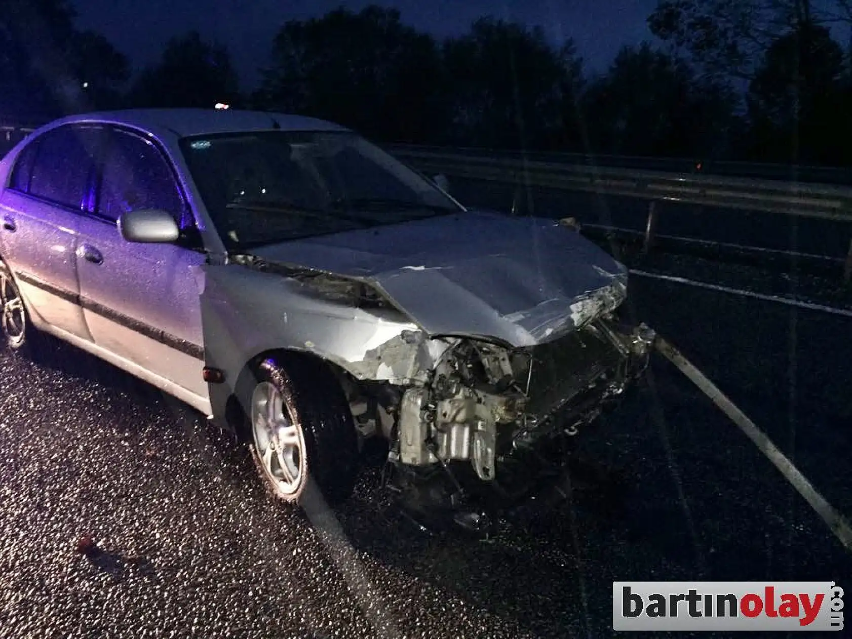 Otomobil bariyerlere çarptı