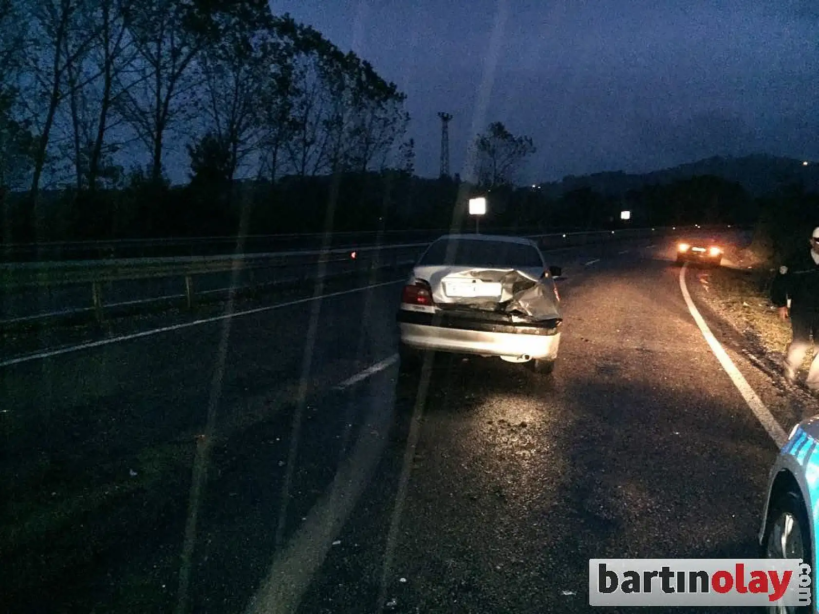 Otomobil bariyerlere çarptı