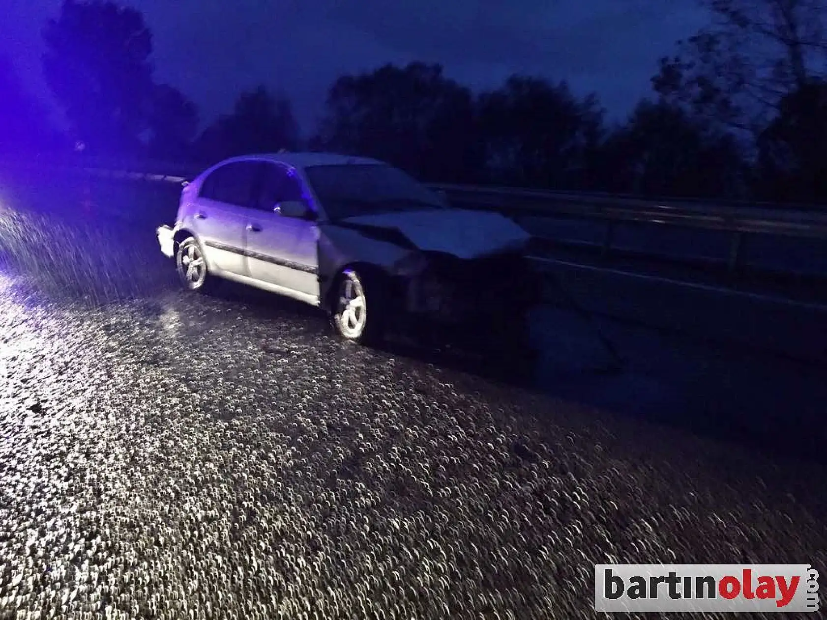 Otomobil bariyerlere çarptı