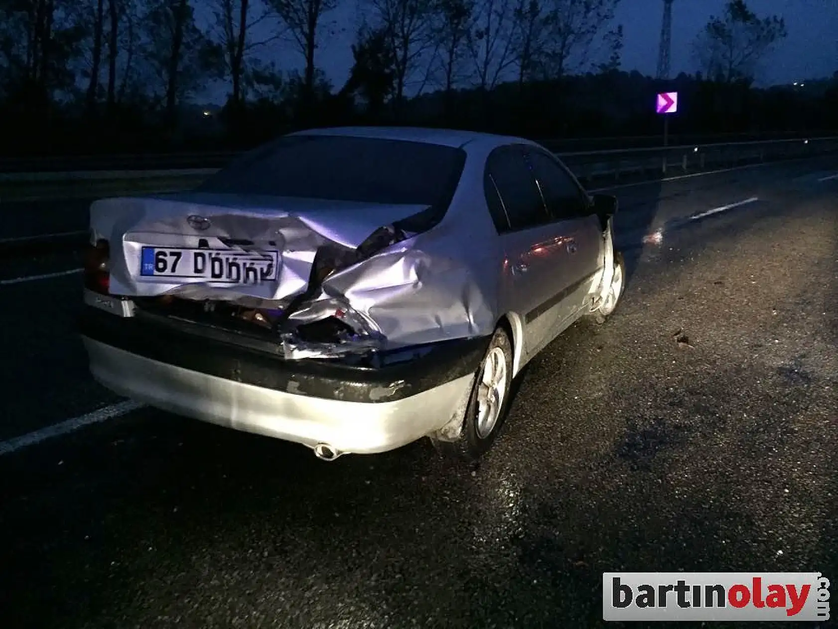 Otomobil bariyerlere çarptı