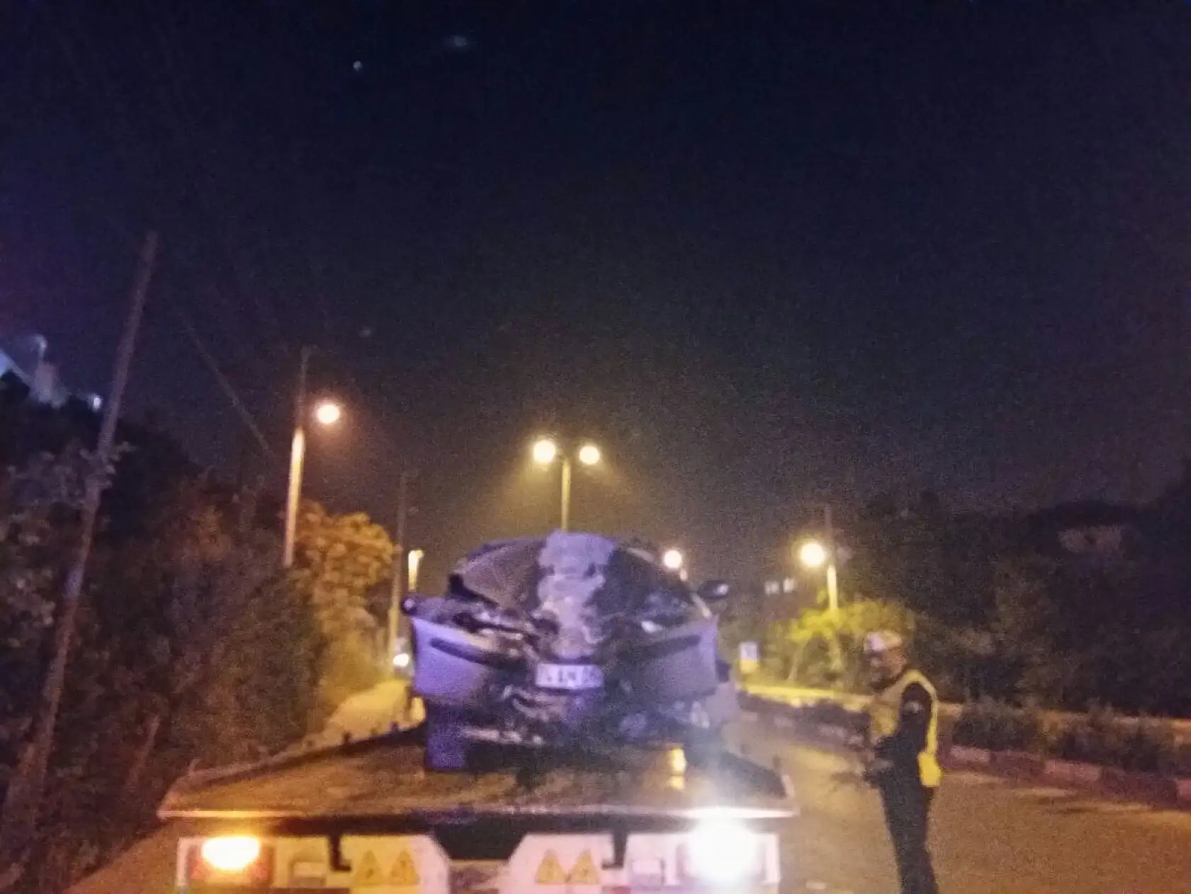 Otomobil Elektrik Direğine Çarptı