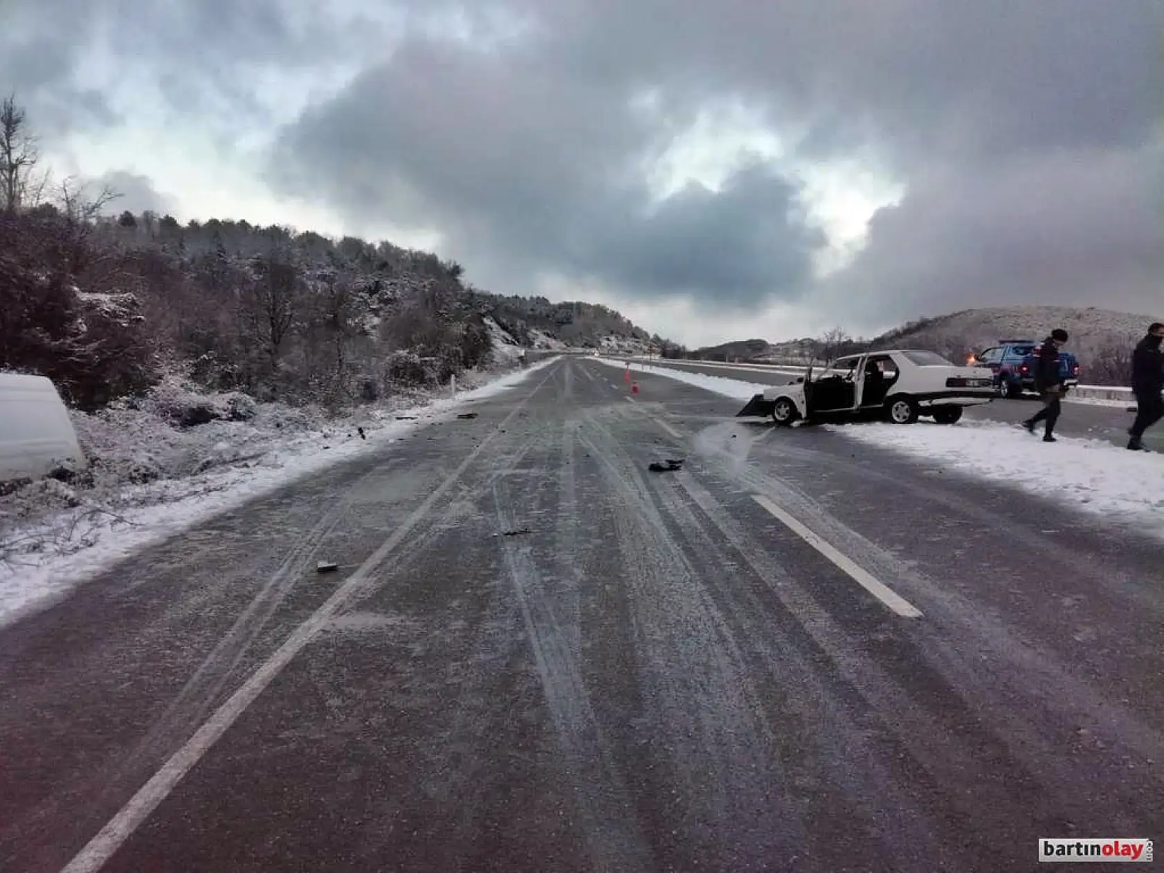Otomobil ile çarpışan araç şarampole devrildi