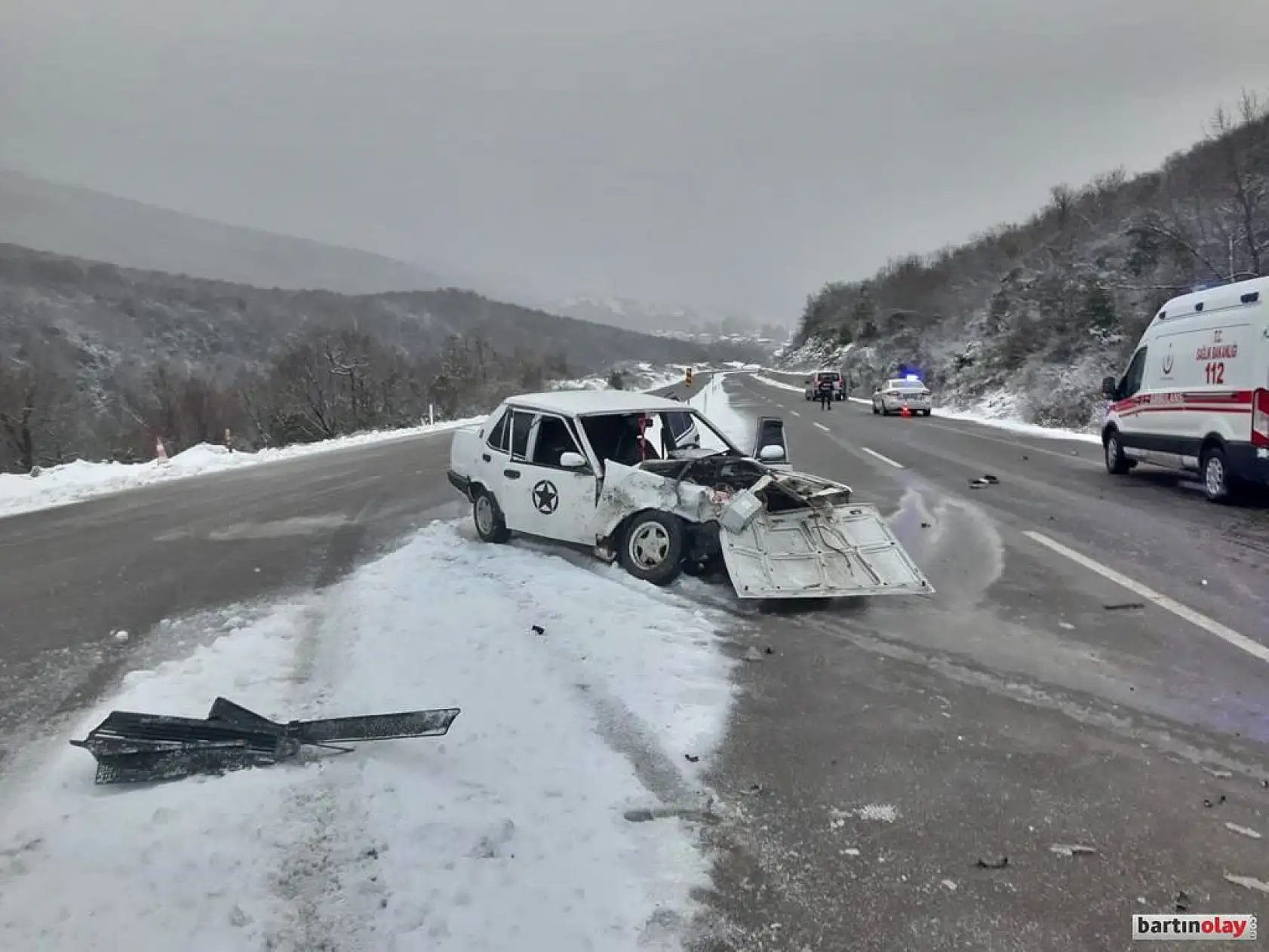 Otomobil ile çarpışan araç şarampole devrildi