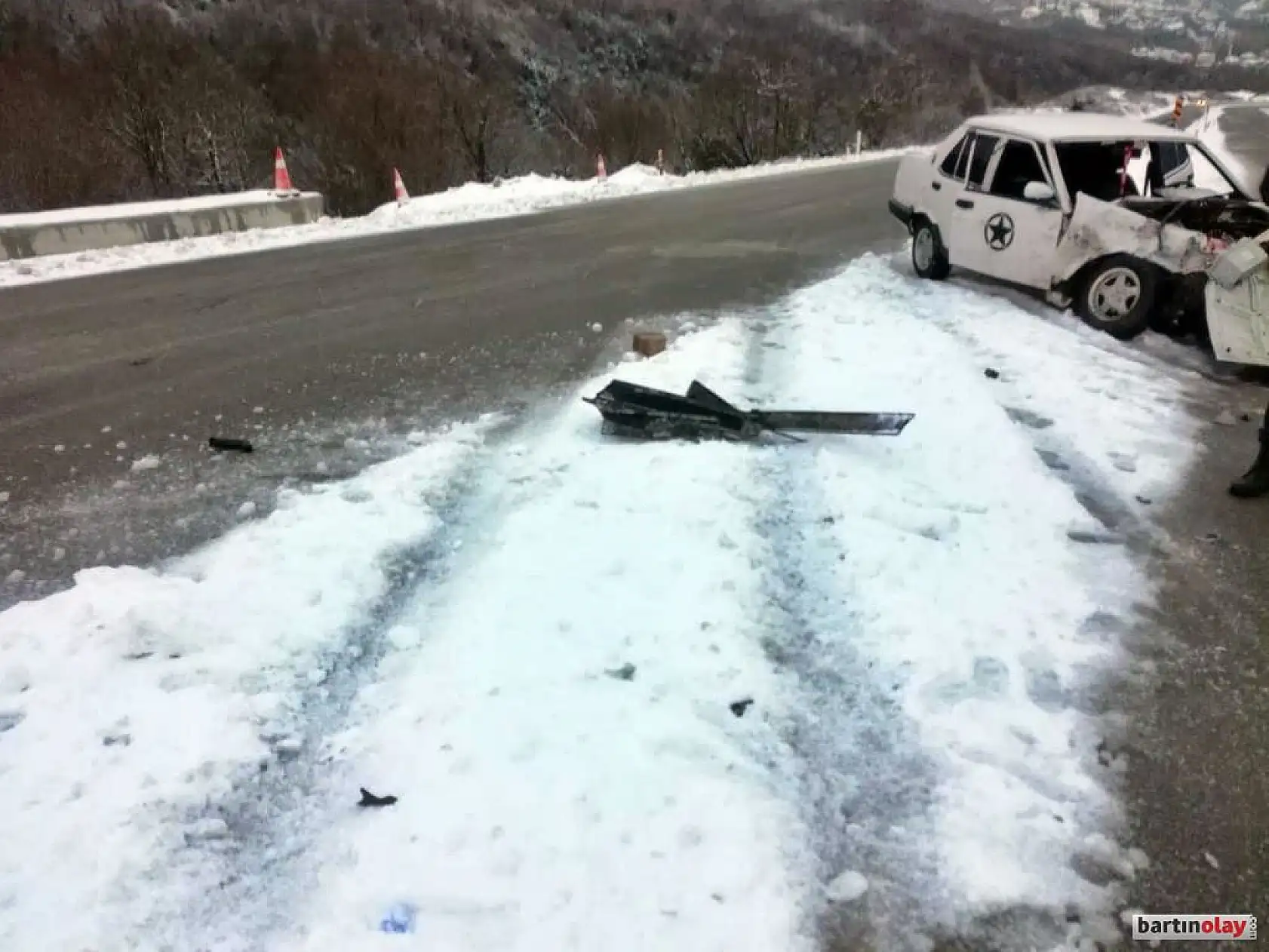 Otomobil ile çarpışan araç şarampole devrildi