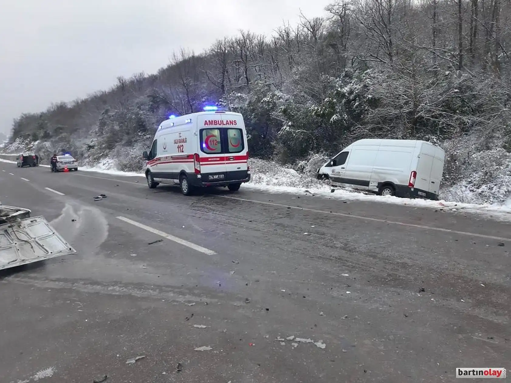 Otomobil ile çarpışan araç şarampole devrildi