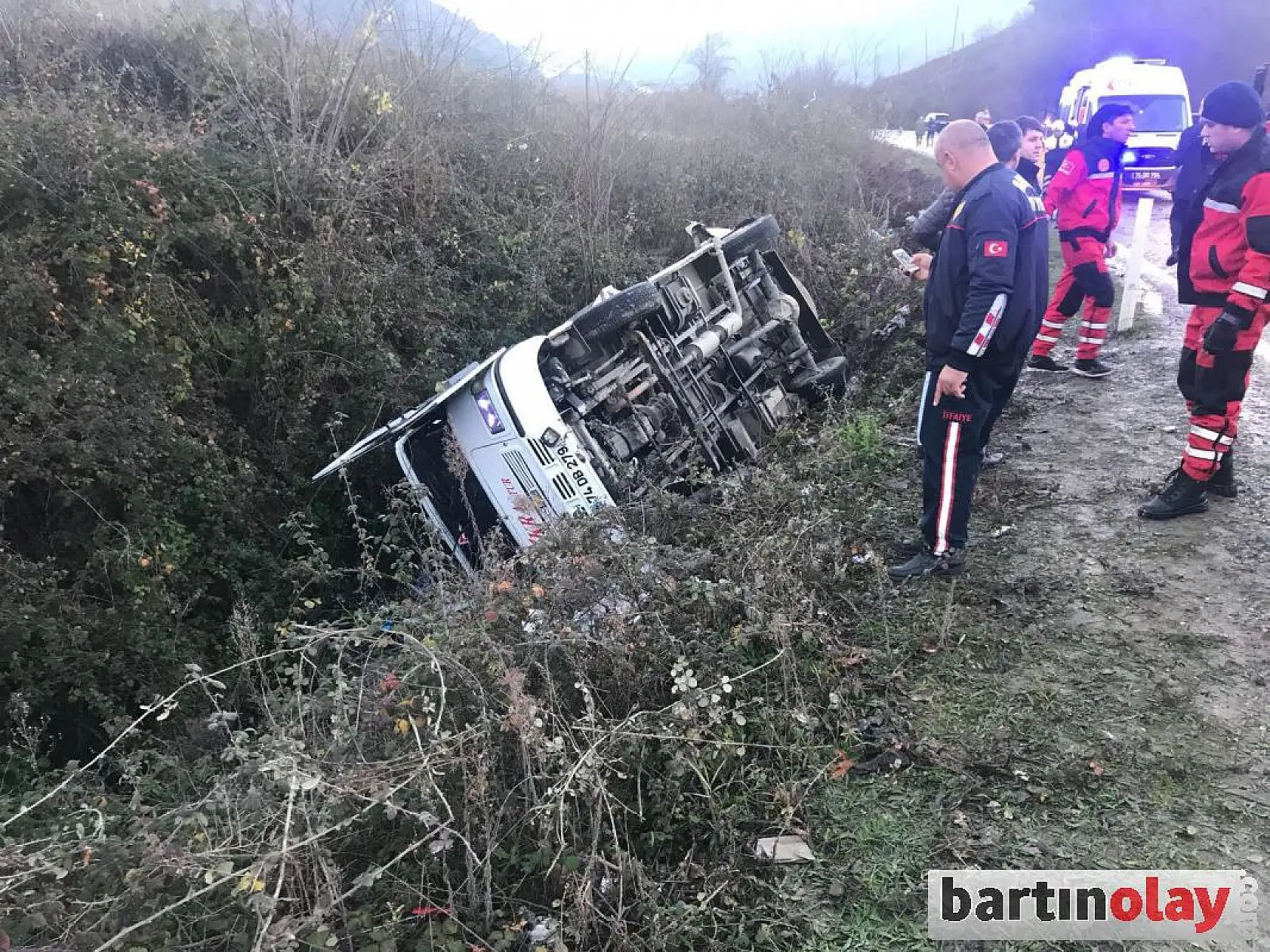 Otomobil ile çarpışan işçi servisi şarampole devrildi, 16 yaralı