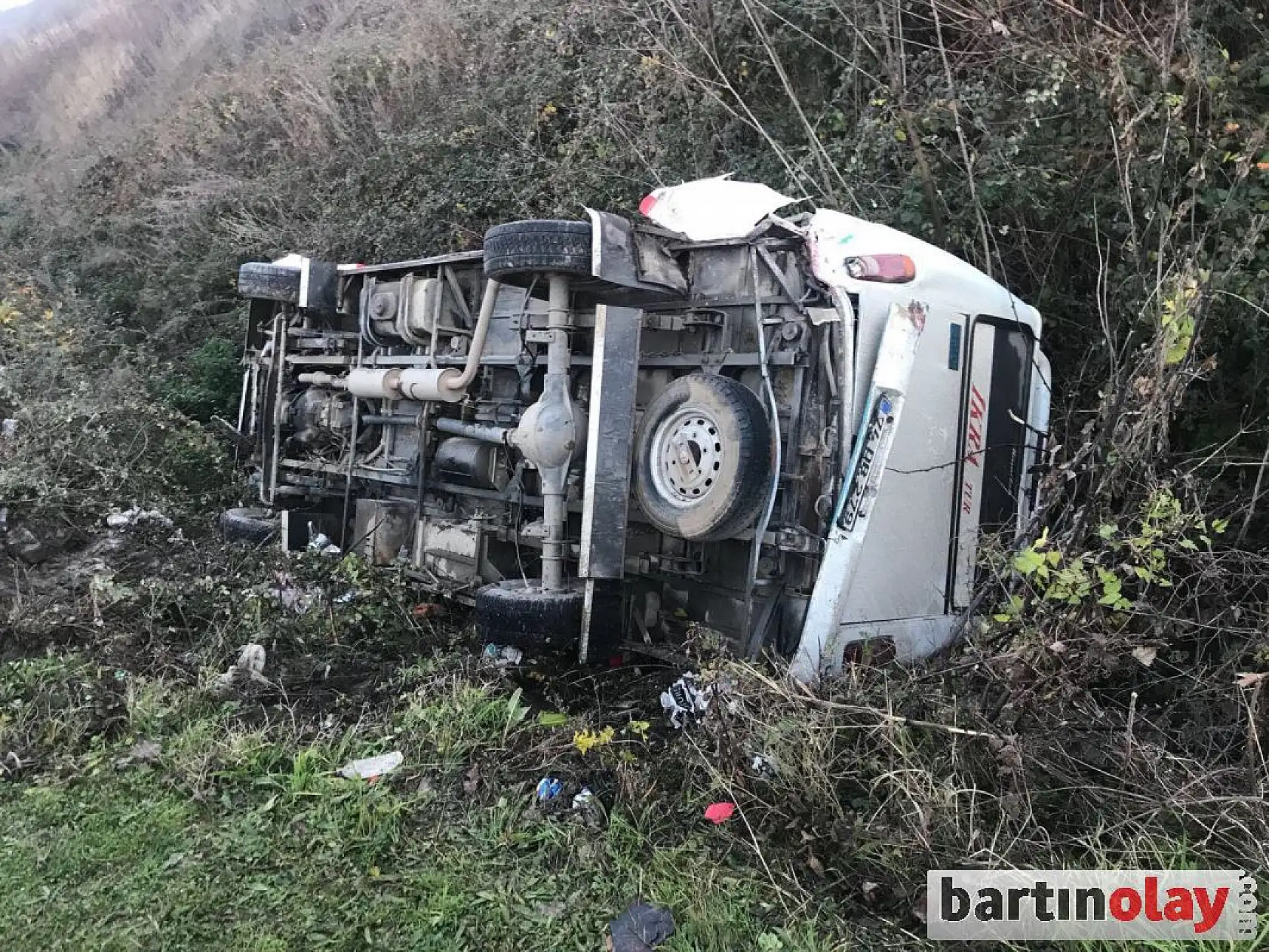 Otomobil ile çarpışan işçi servisi şarampole devrildi, 16 yaralı