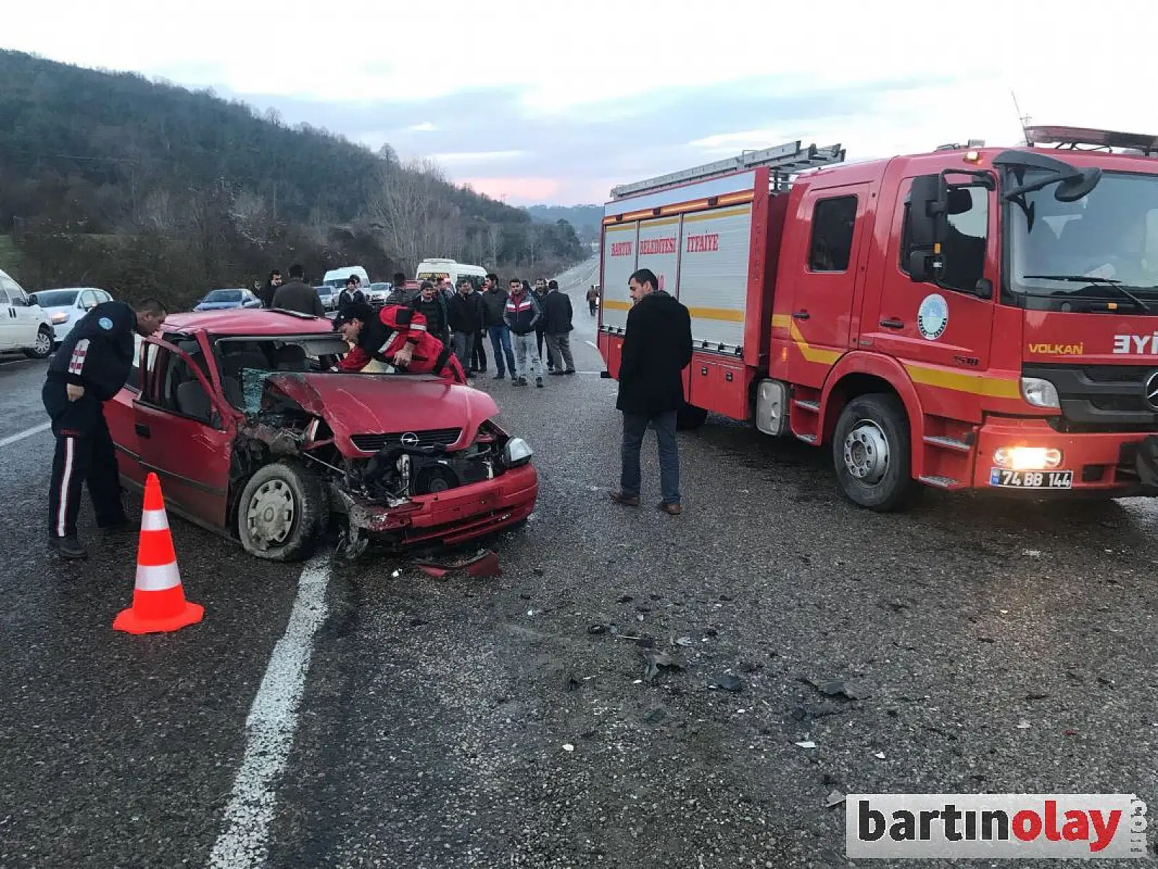 Otomobil ile çarpışan işçi servisi şarampole devrildi, 16 yaralı