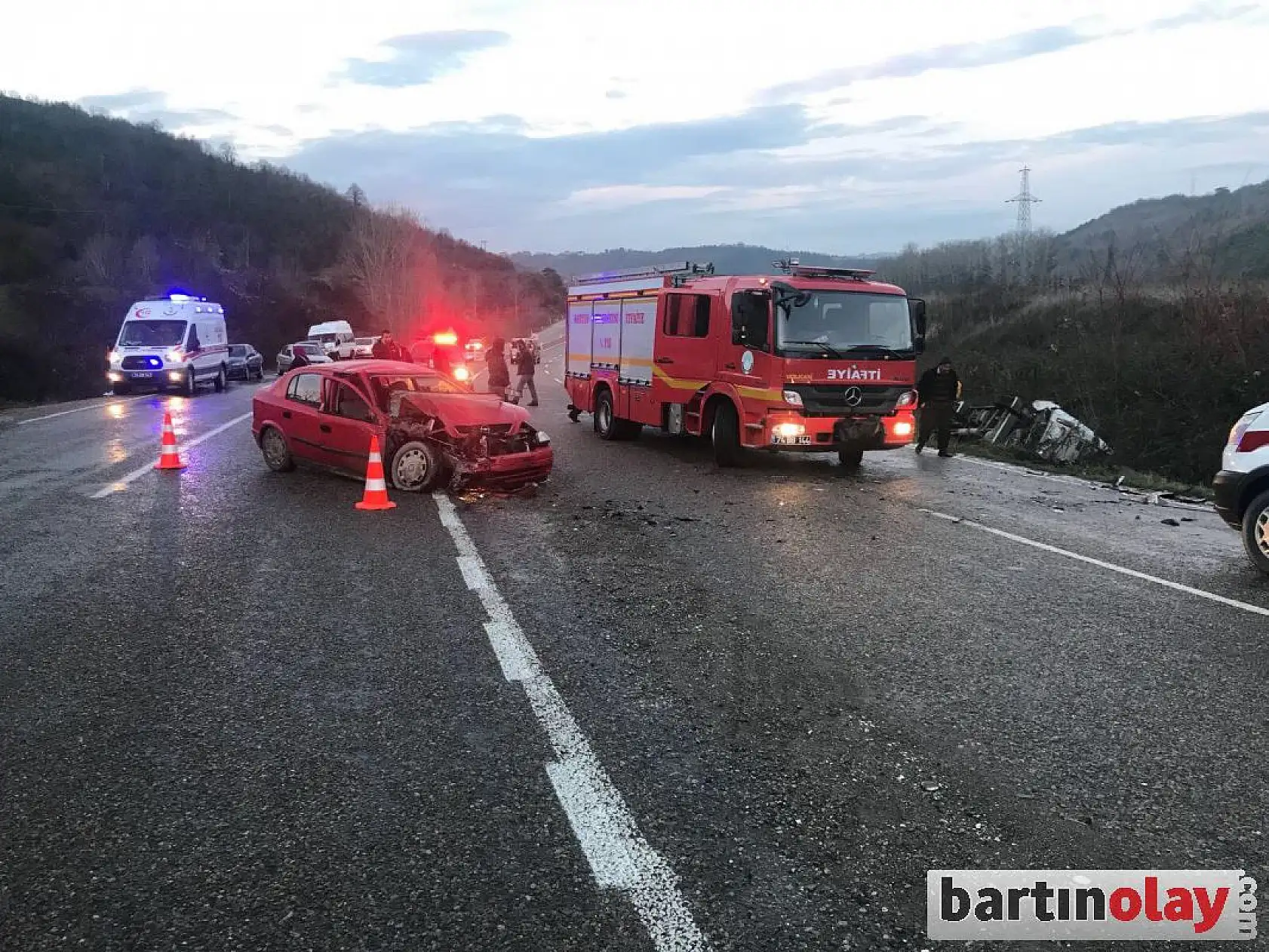 Otomobil ile çarpışan işçi servisi şarampole devrildi, 16 yaralı