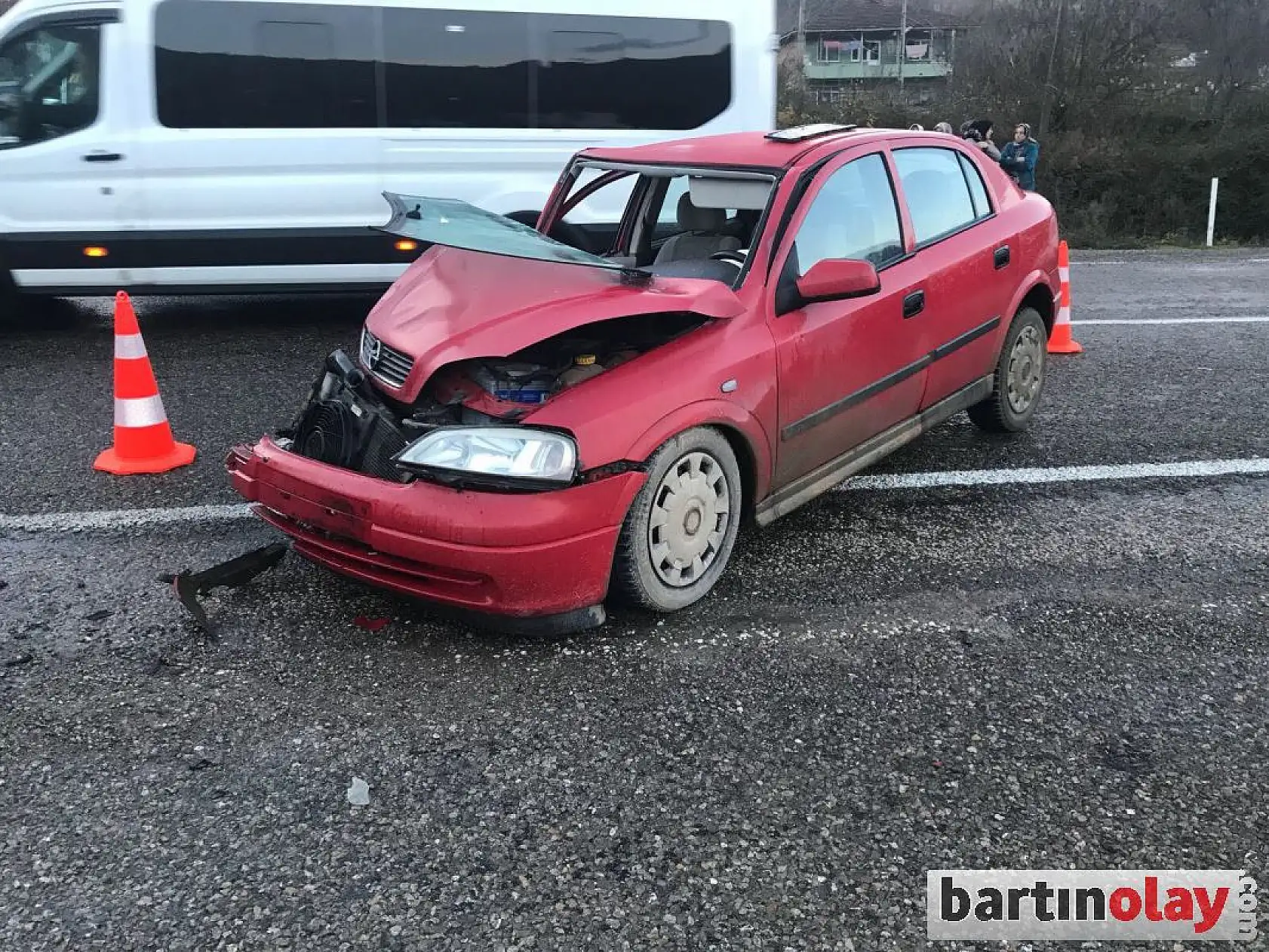 Otomobil ile çarpışan işçi servisi şarampole devrildi, 16 yaralı