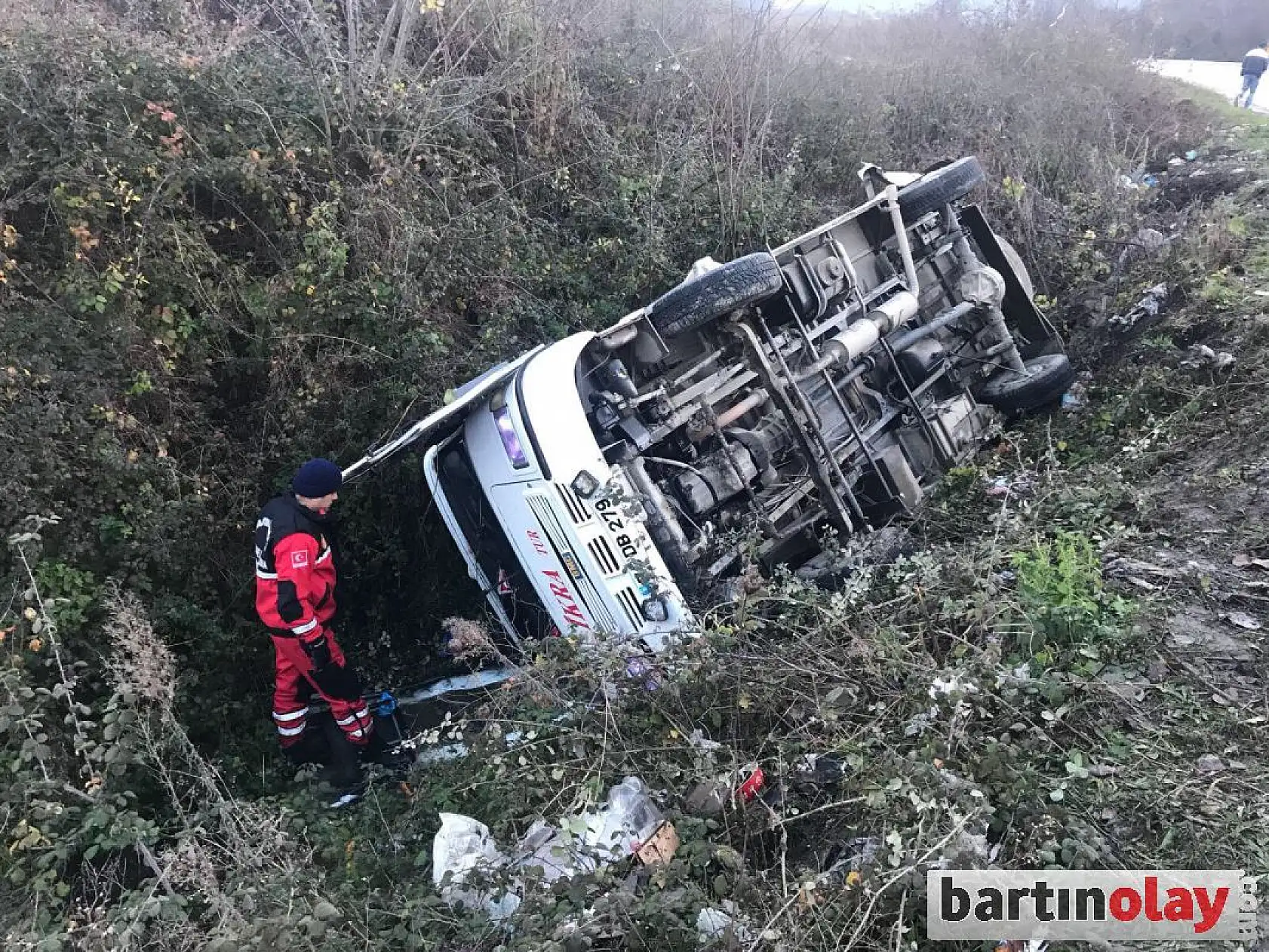 Otomobil ile çarpışan işçi servisi şarampole devrildi, 16 yaralı
