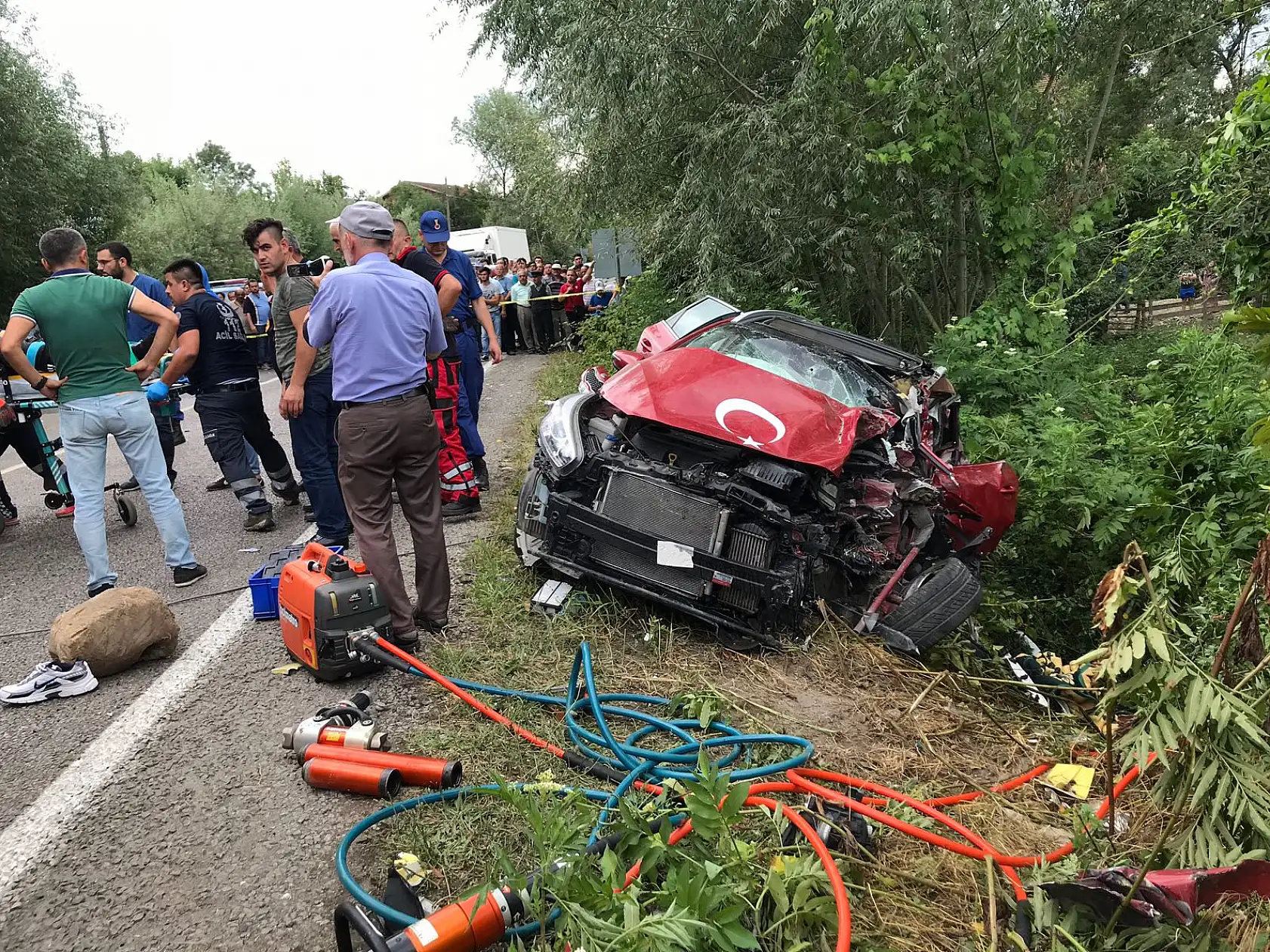 Otomobil ile çarpışan tır şarampole devrildi