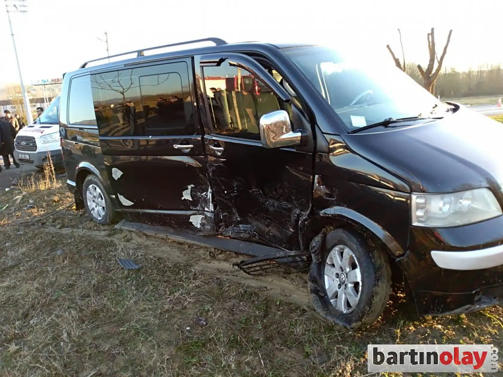 Otomobil ile minibüs kafa kafaya çarpıştı