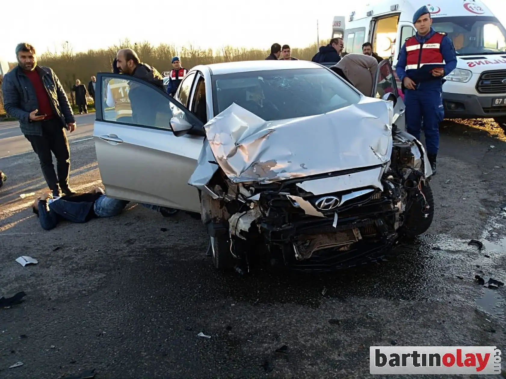 Otomobil ile minibüs kafa kafaya çarpıştı