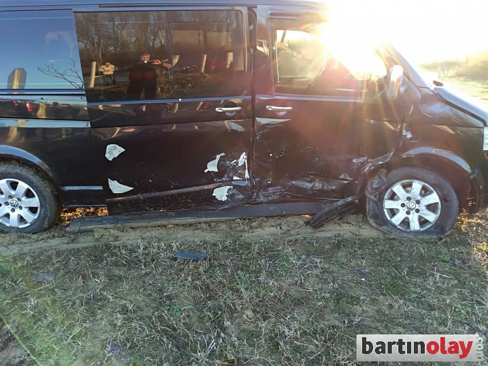 Otomobil ile minibüs kafa kafaya çarpıştı