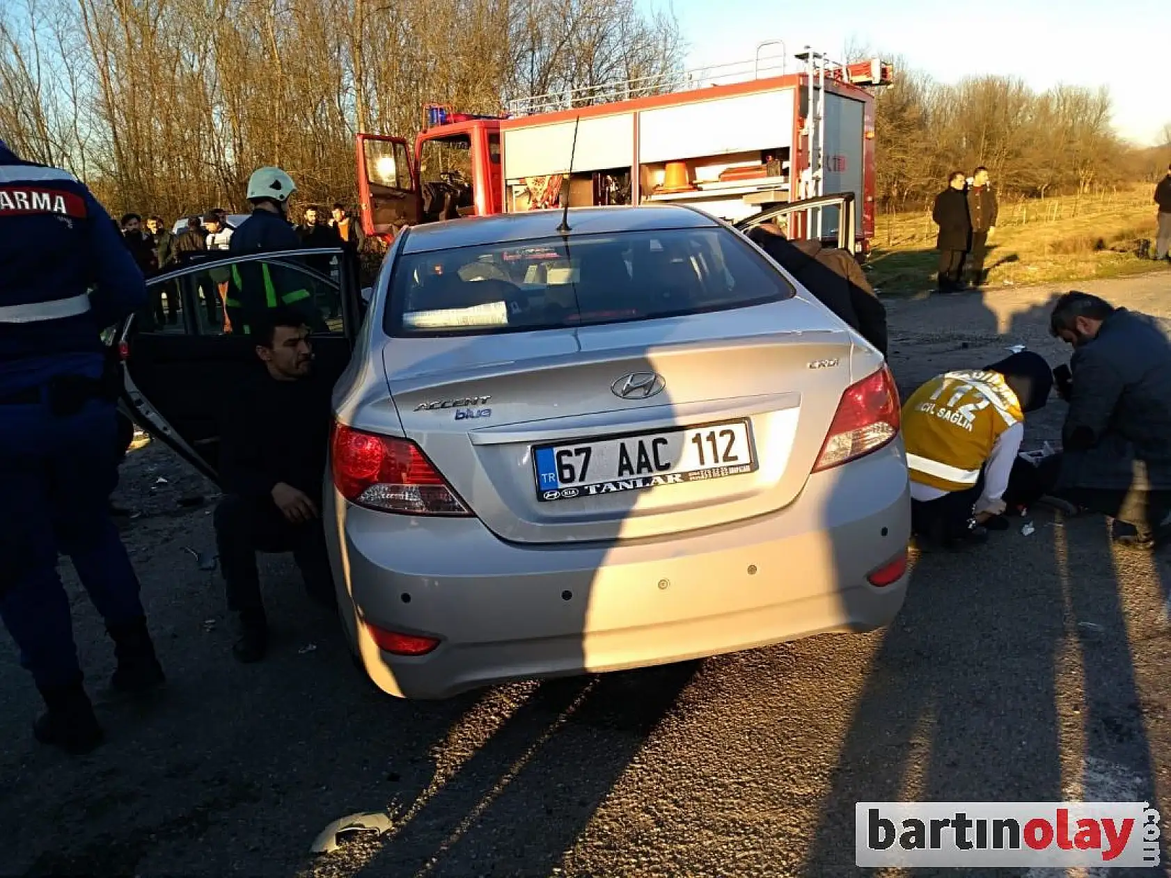 Otomobil ile minibüs kafa kafaya çarpıştı