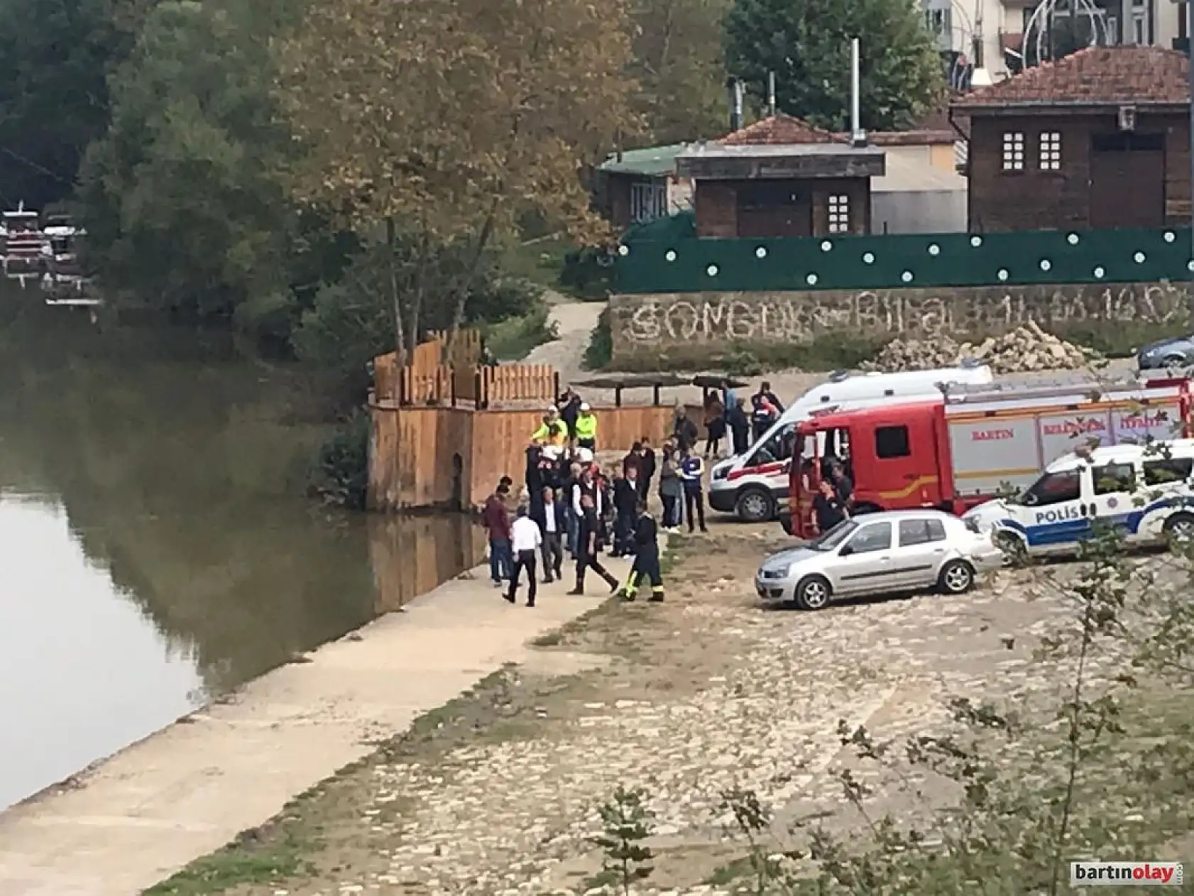 Otomobil ırmağa düştü