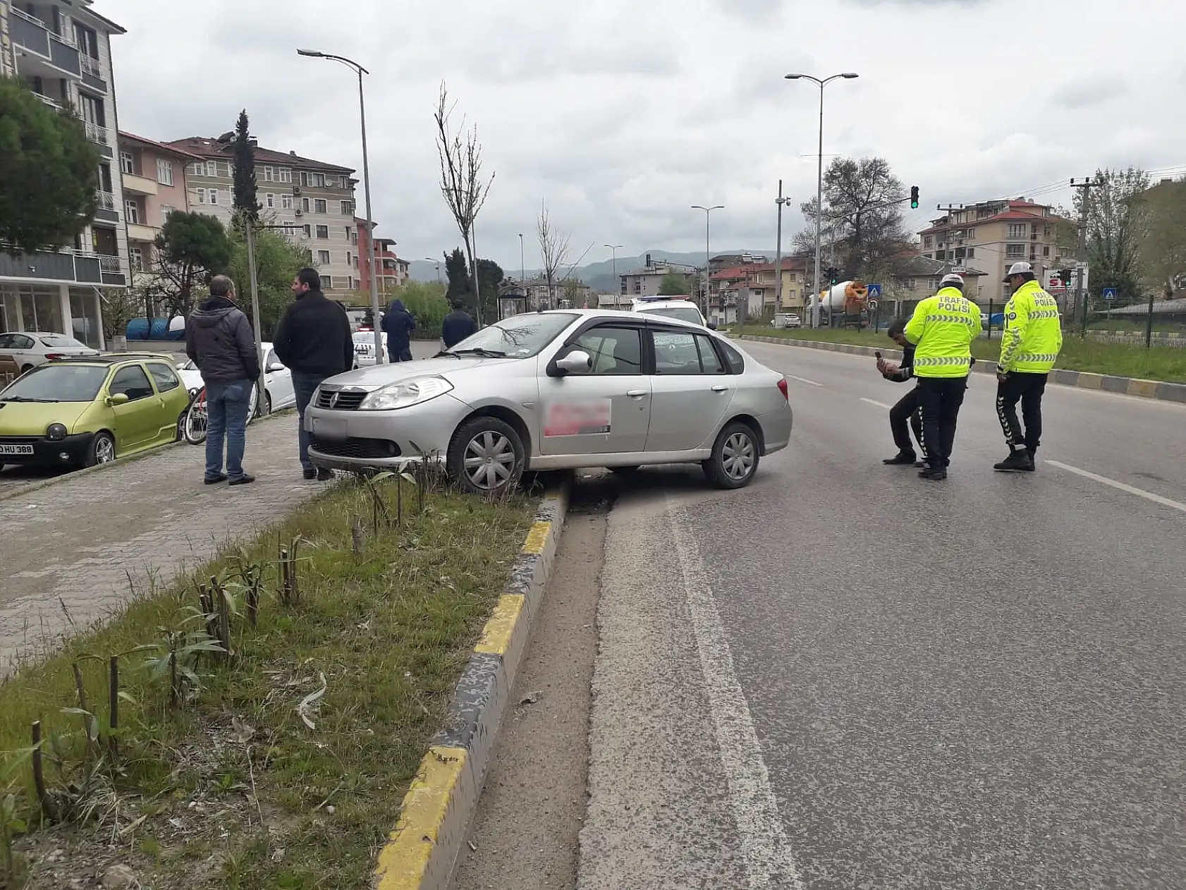 Otomobil kaldırıma çıktı
