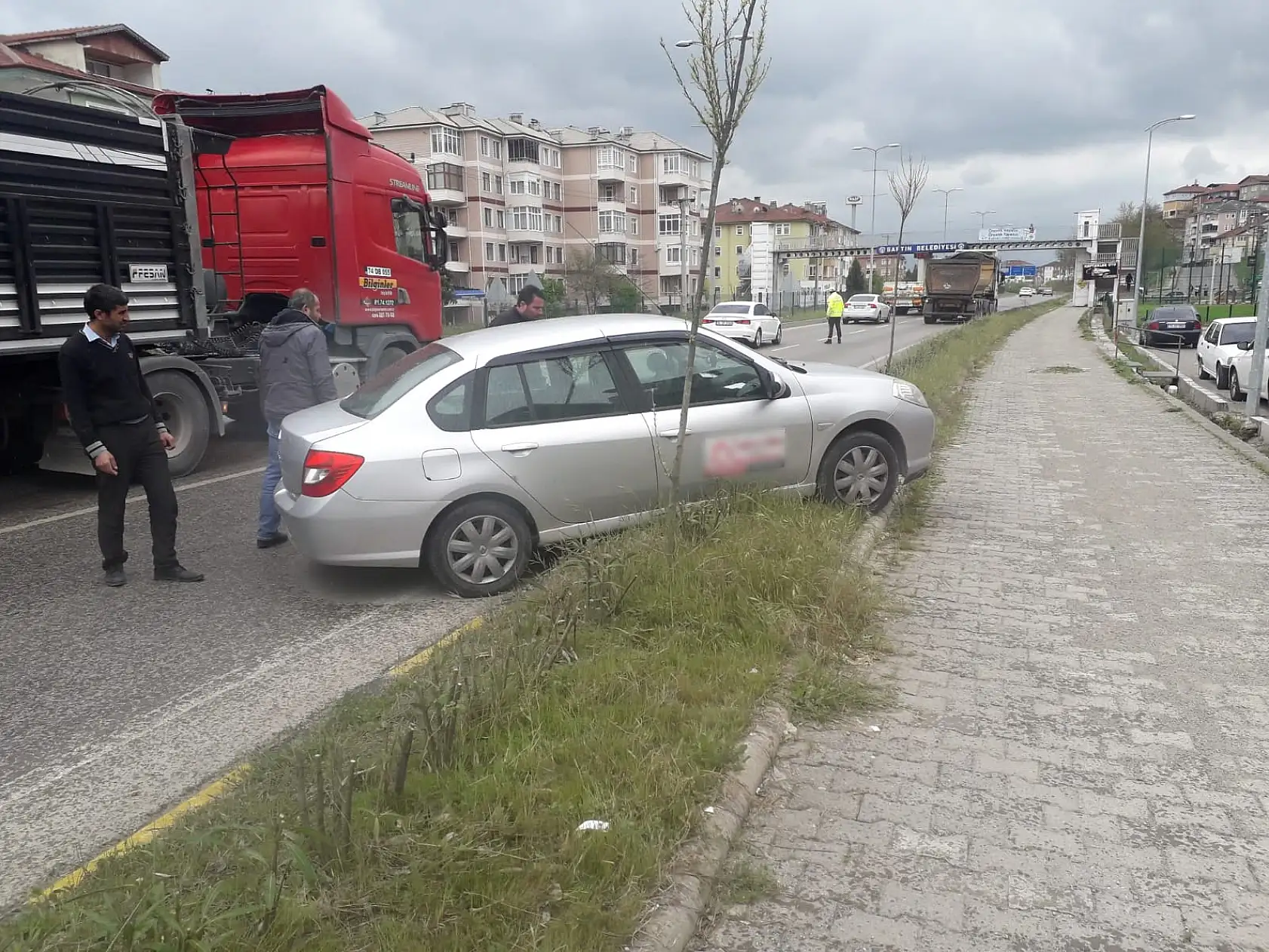 Otomobil kaldırıma çıktı