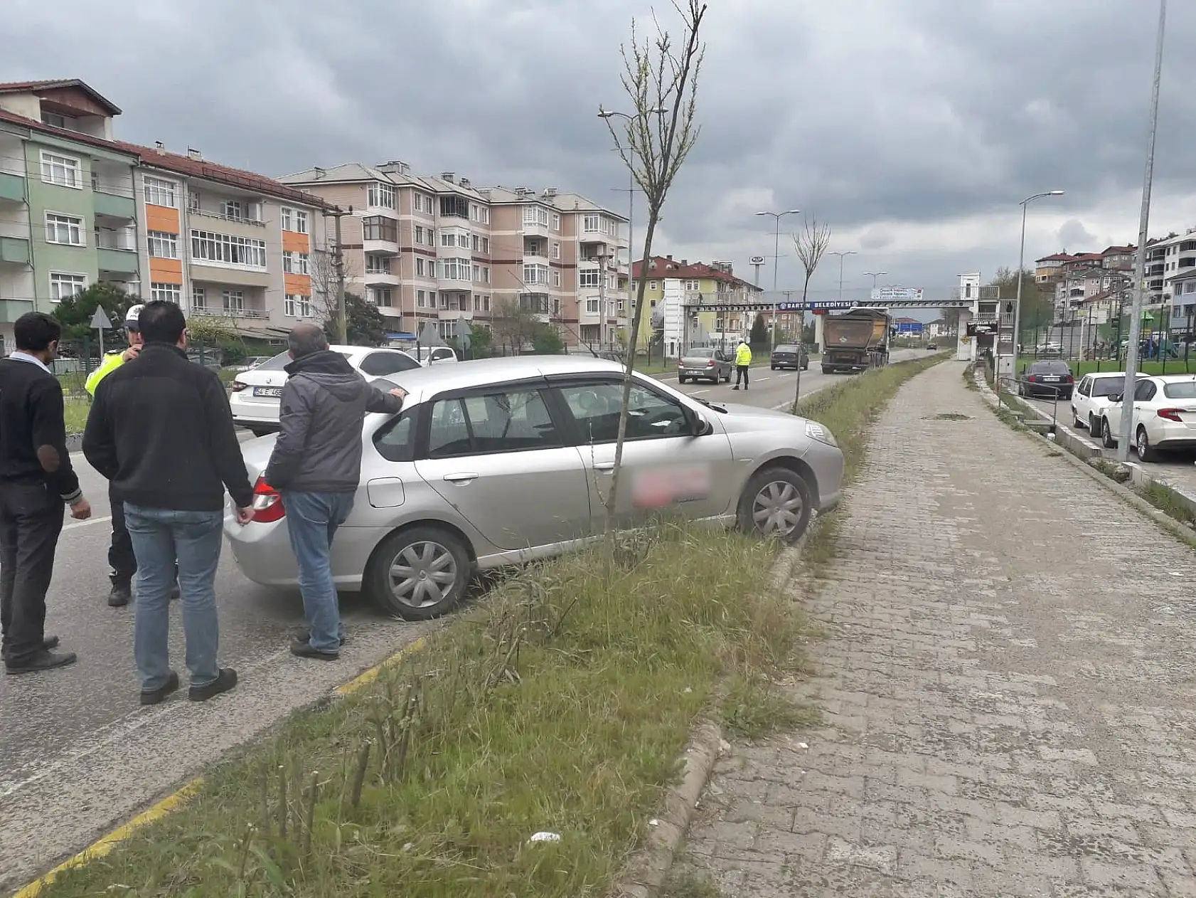 Otomobil kaldırıma çıktı