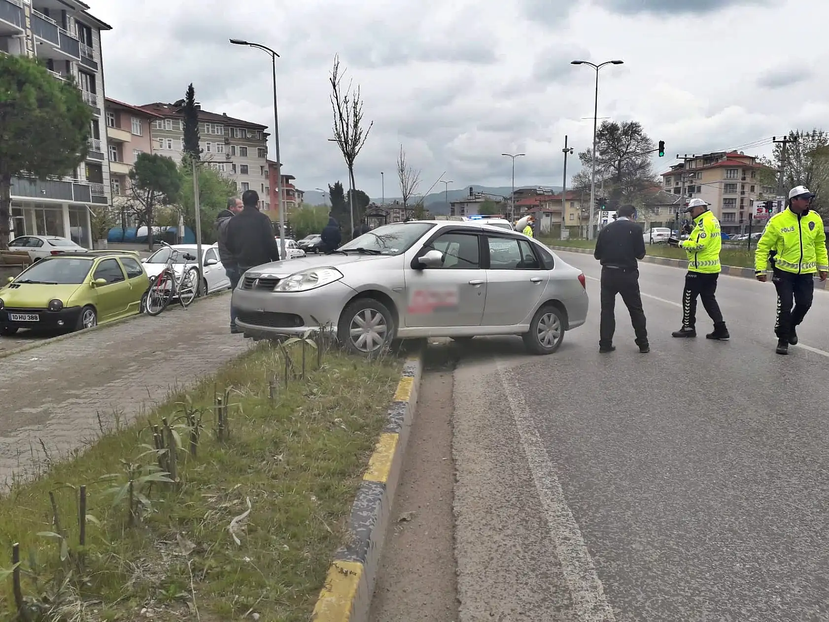 Otomobil kaldırıma çıktı