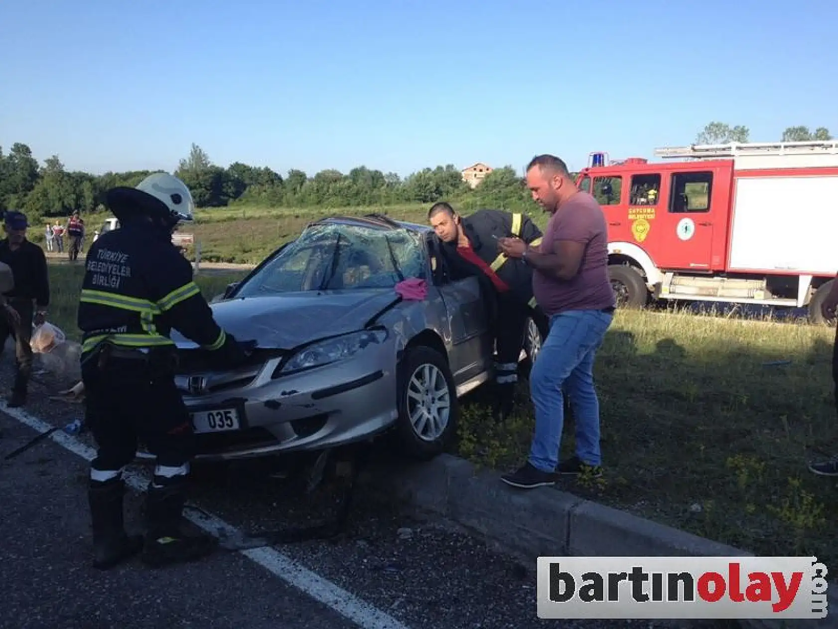 Otomobil karton gibi ezildi