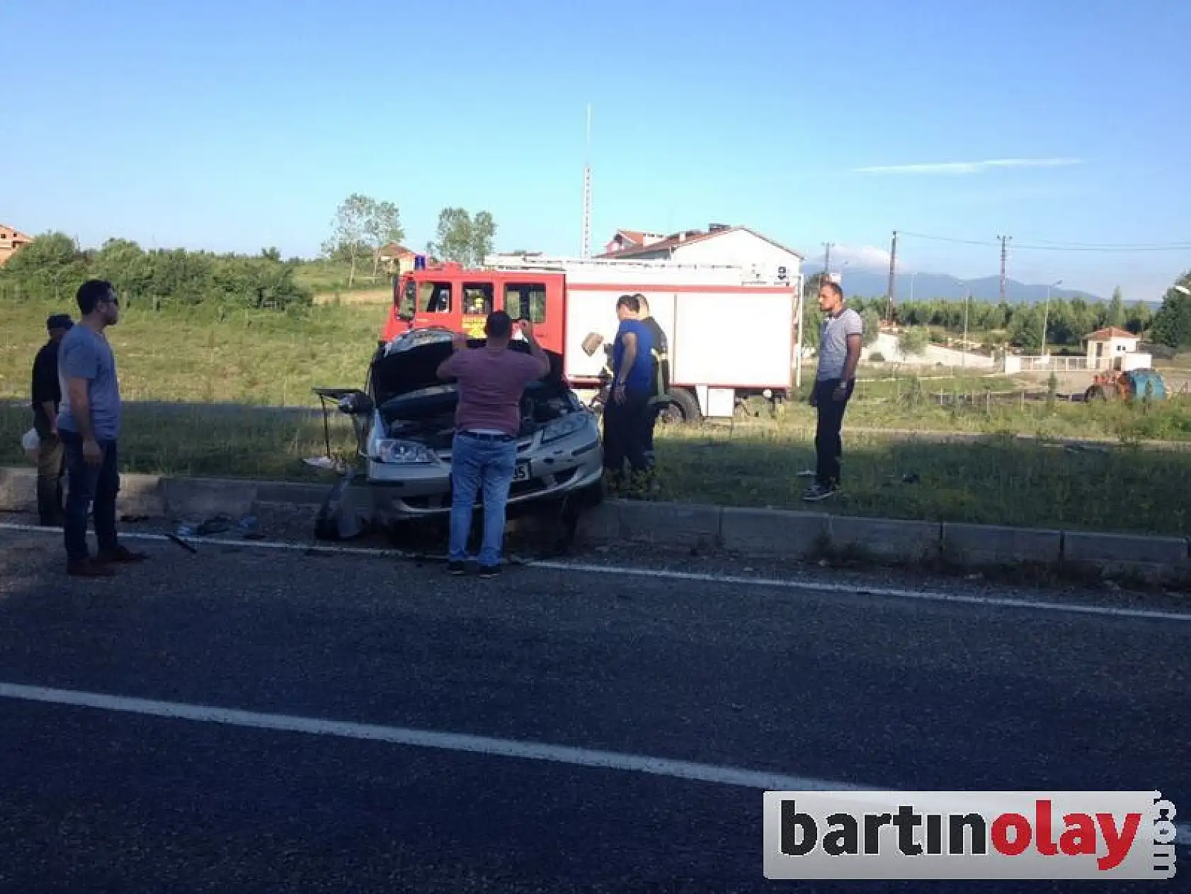 Otomobil karton gibi ezildi