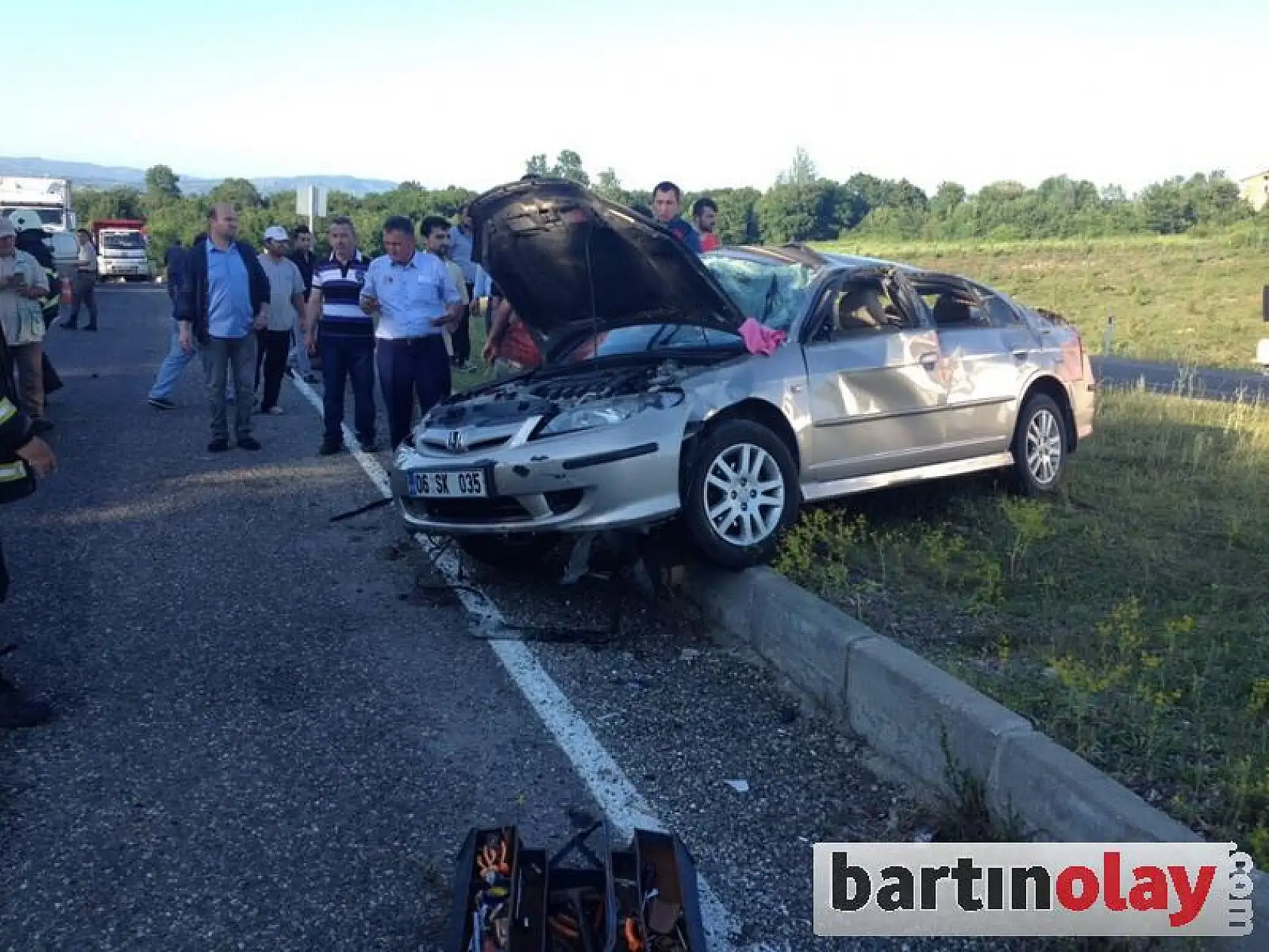 Otomobil karton gibi ezildi