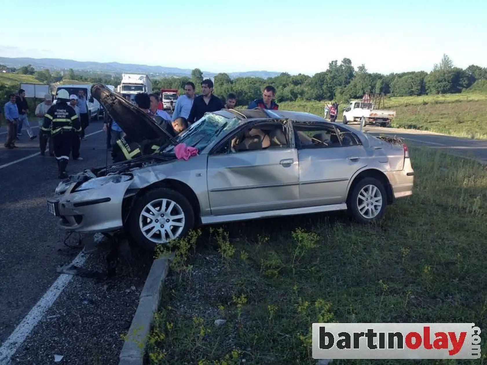 Otomobil karton gibi ezildi