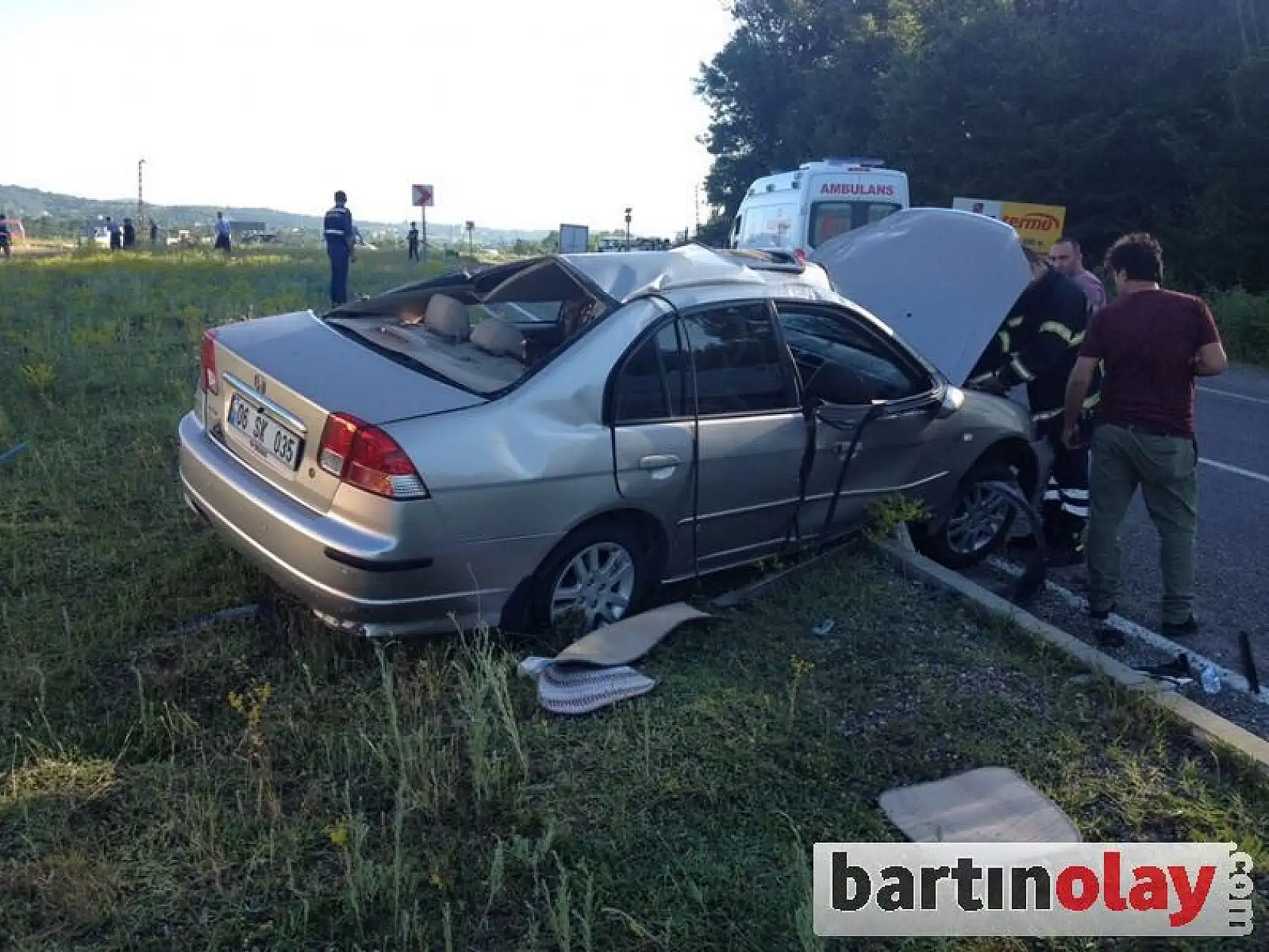 Otomobil karton gibi ezildi