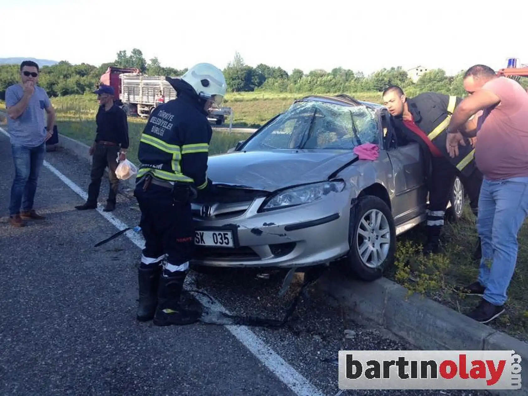 Otomobil karton gibi ezildi