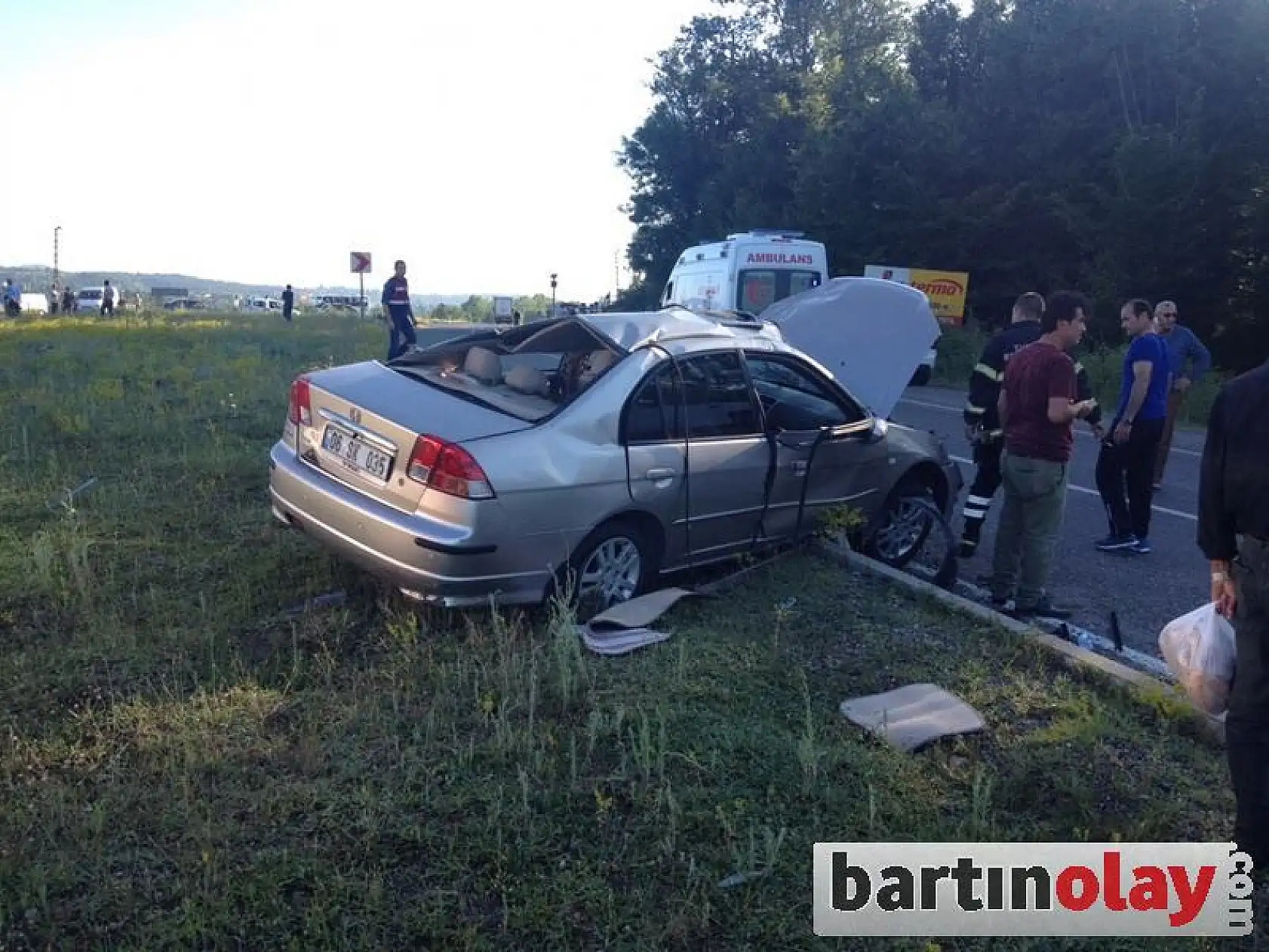 Otomobil karton gibi ezildi