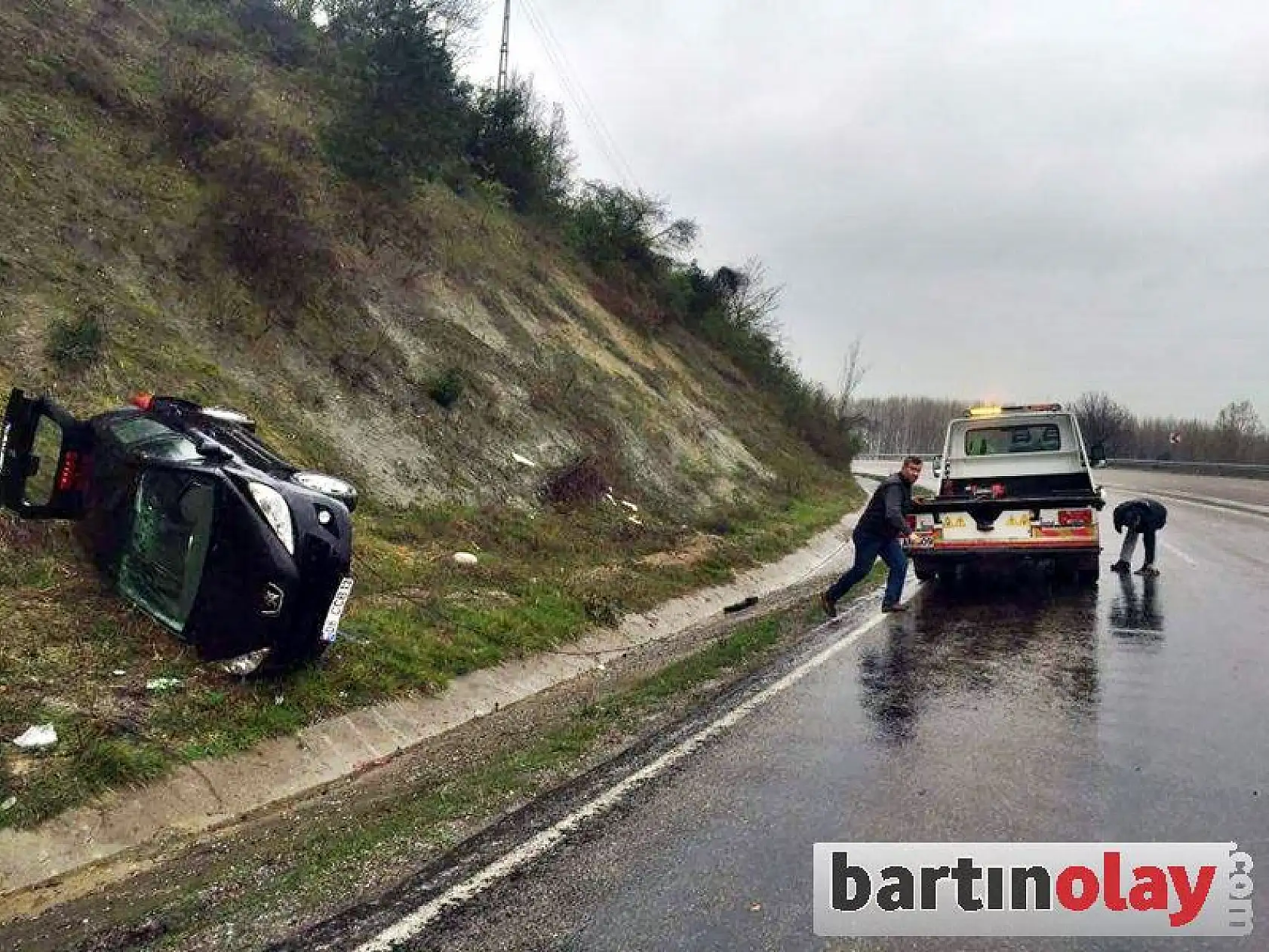 Otomobil Kaygan Yolda Takla attı