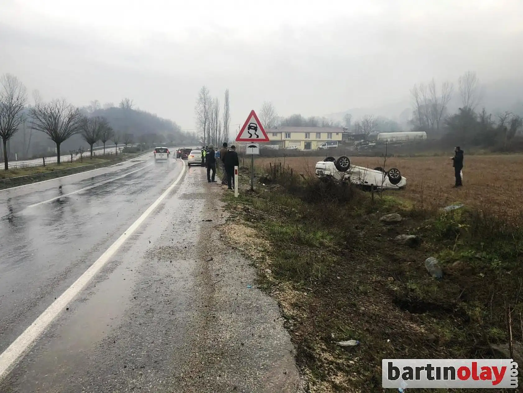 Otomobil tarlaya uçtu