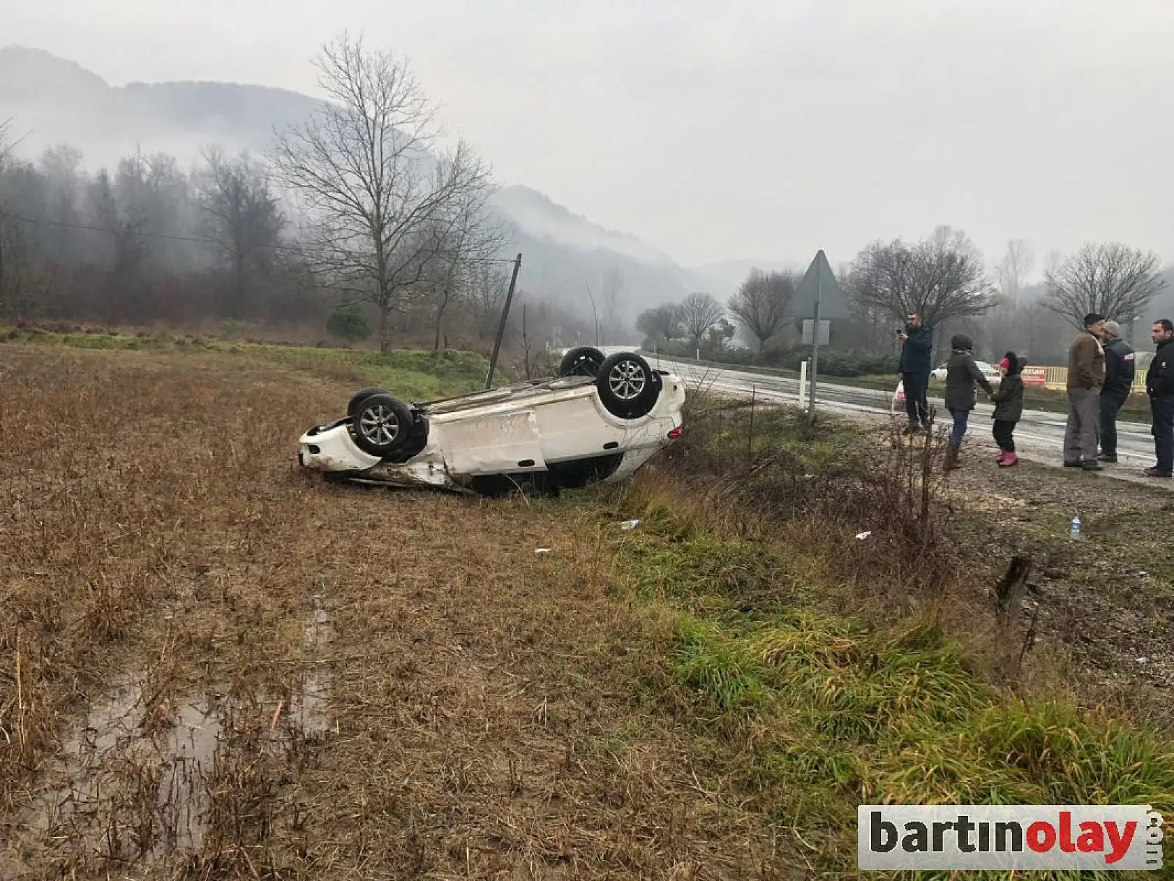 Otomobil tarlaya uçtu