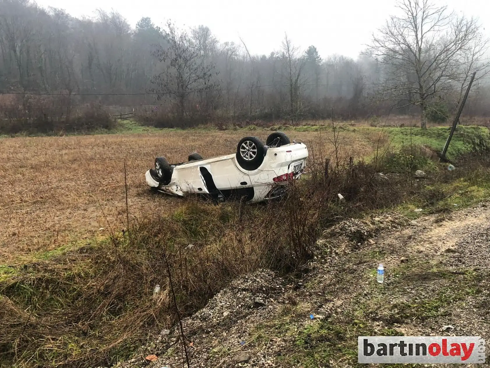 Otomobil tarlaya uçtu