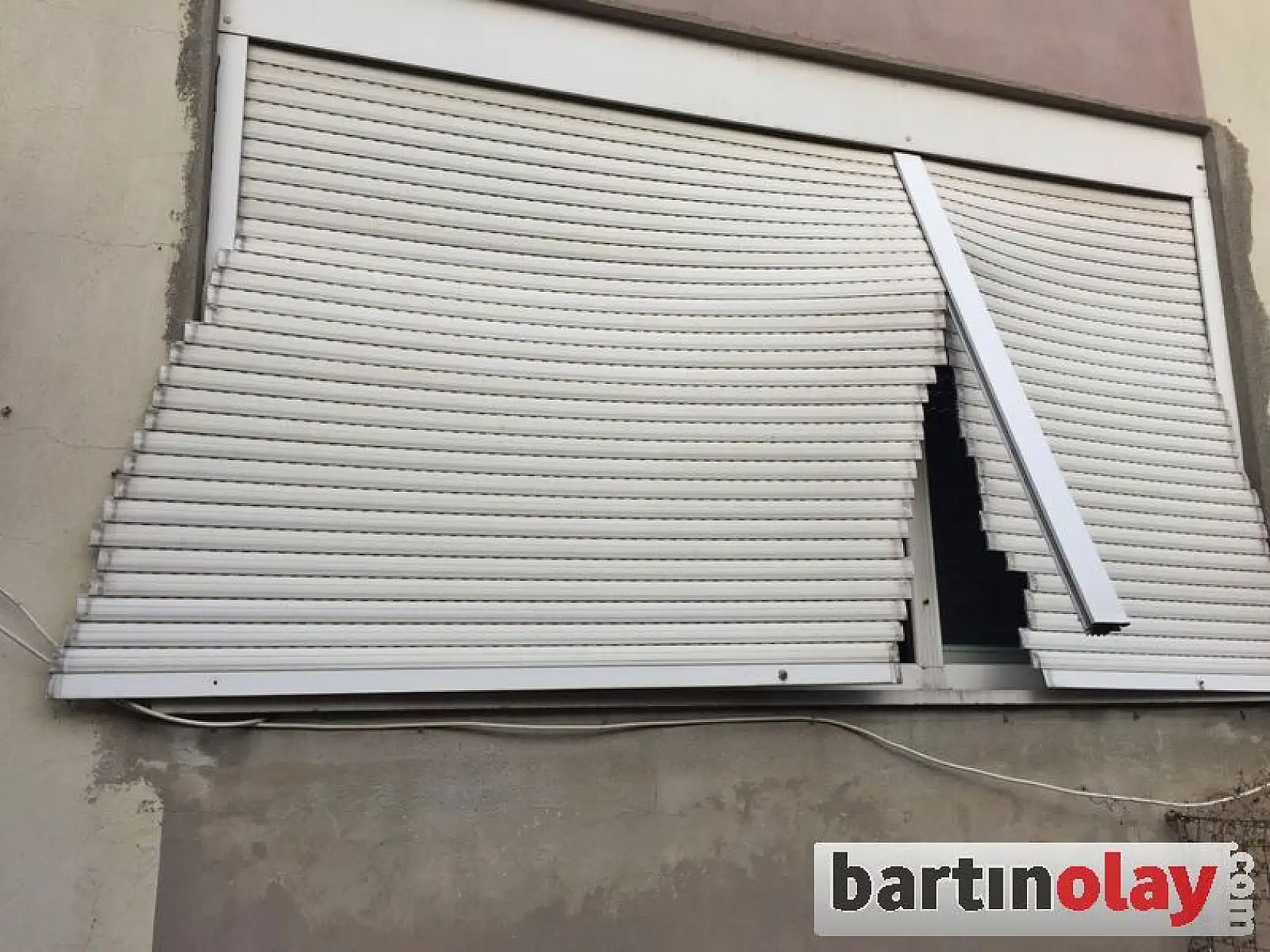 Panjuru kırıp eve girdiler