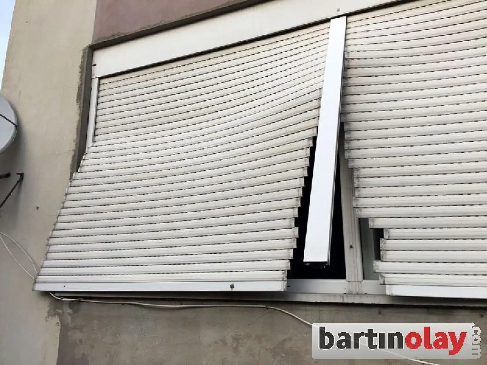 Panjuru kırıp eve girdiler