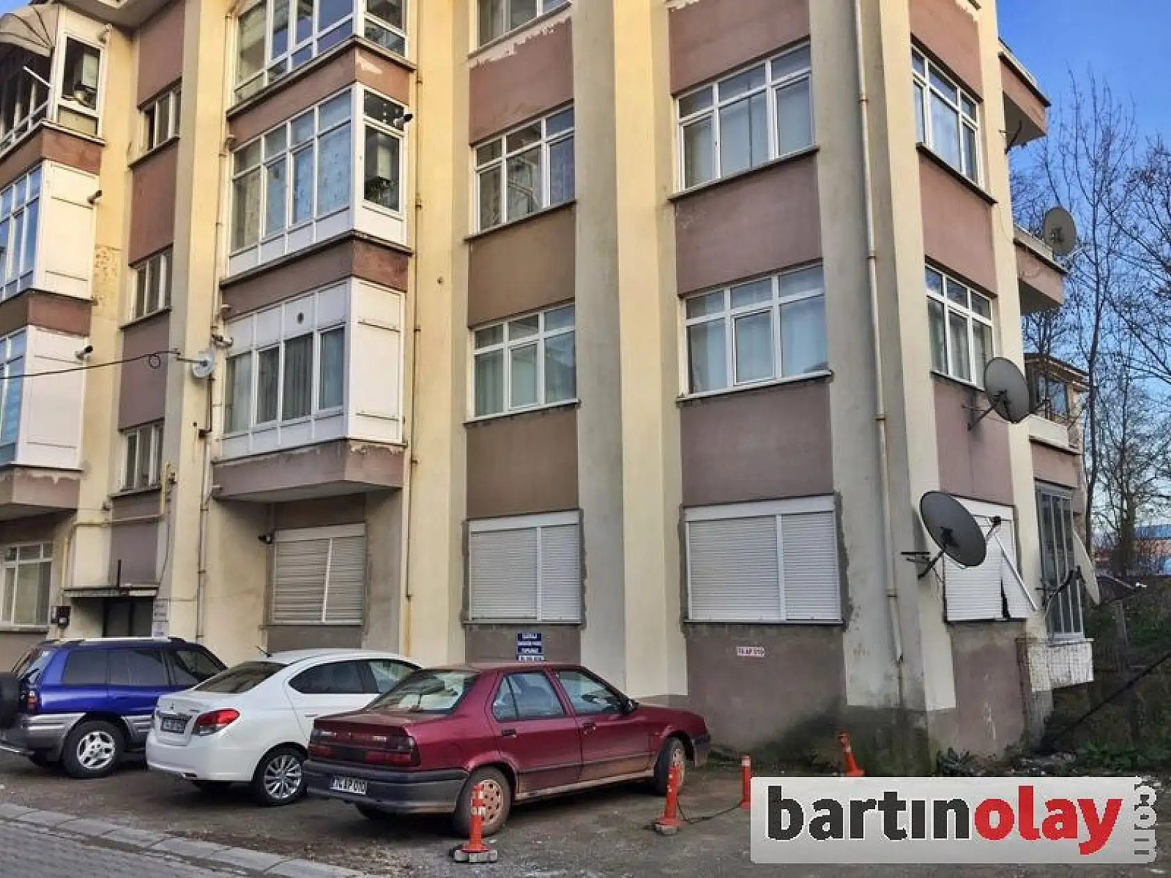 Panjuru kırıp eve girdiler